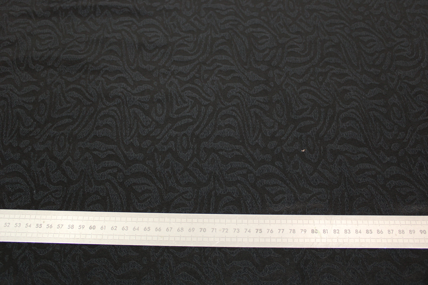 Tissu coton et soie - motif zébré - noir - photo 4/4 | So Tissus