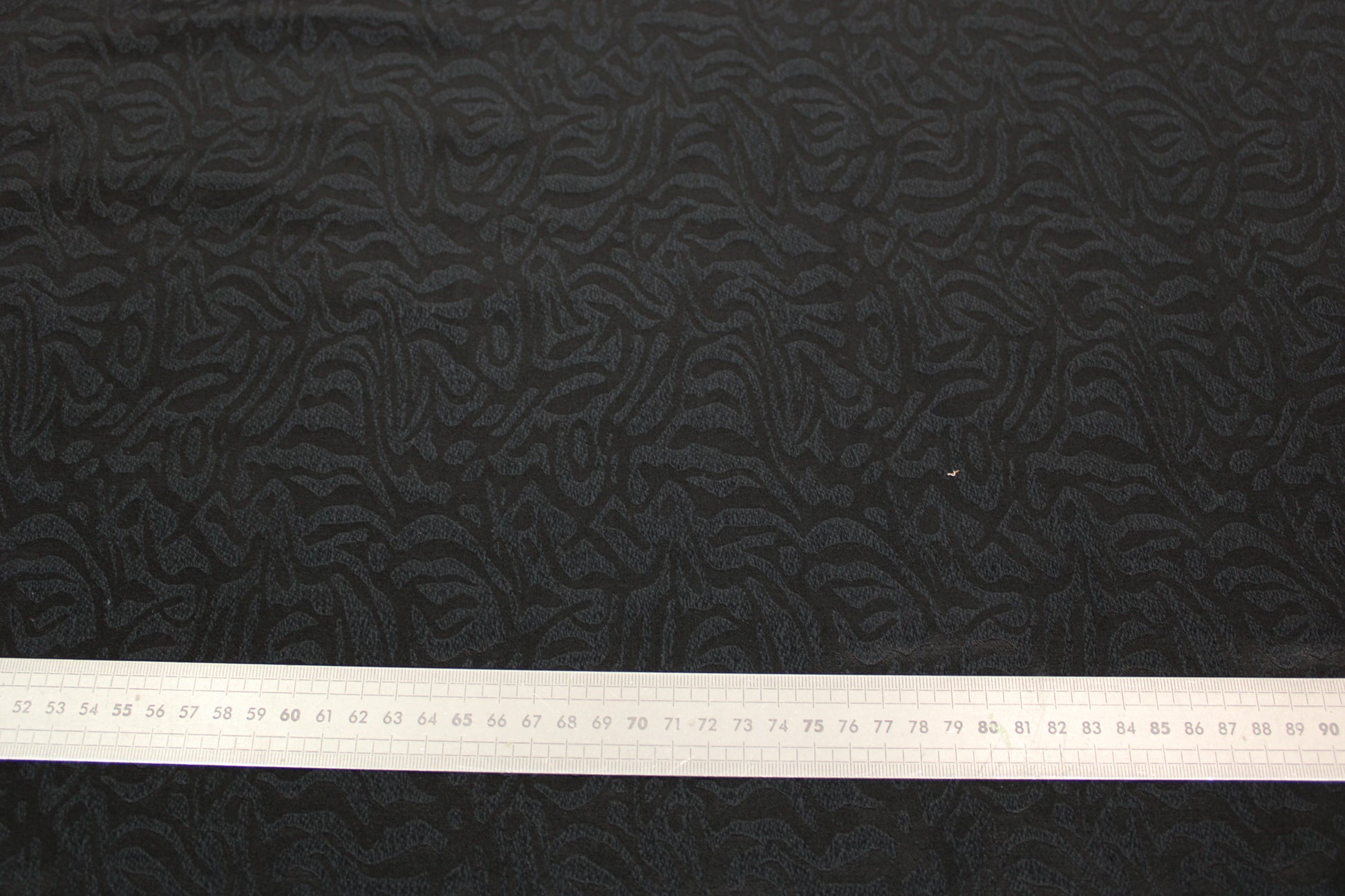 Tissu coton et soie - motif zébré - noir - photo 4/4 | So Tissus