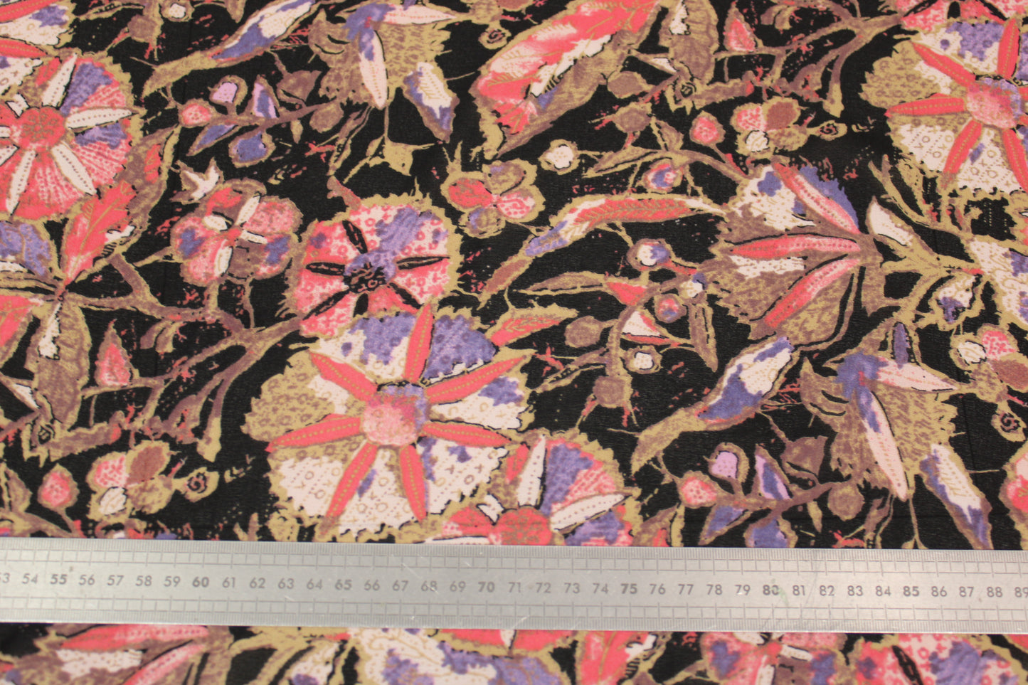 Tissu crêpe georgette  - imprimé fleuri - ton rose et noir - photo 4/4 | So Tissus
