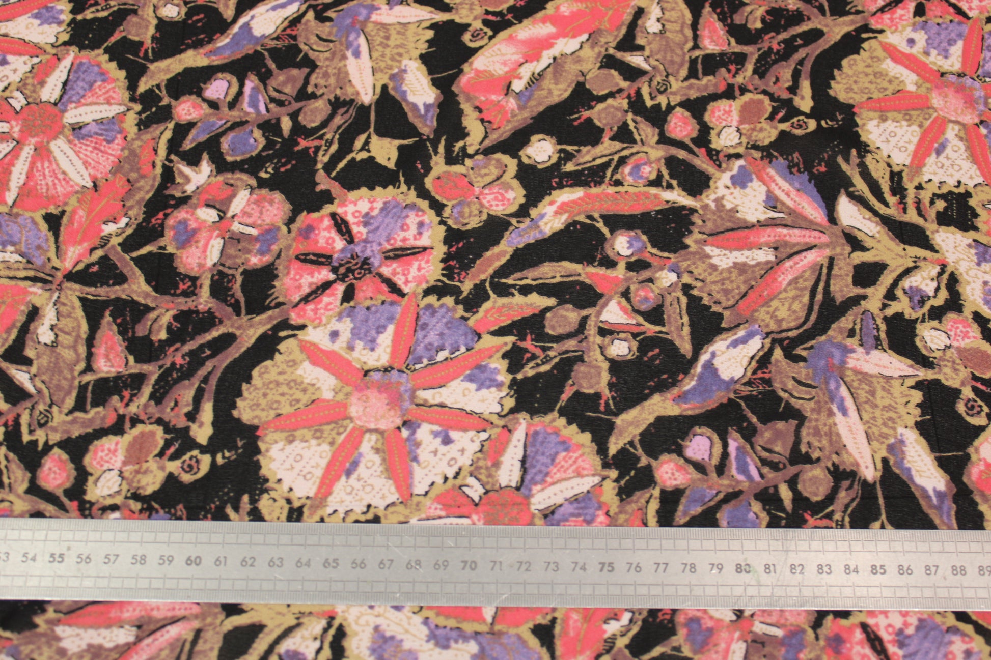 Tissu crêpe georgette  - imprimé fleuri - ton rose et noir - photo 4/4 | So Tissus