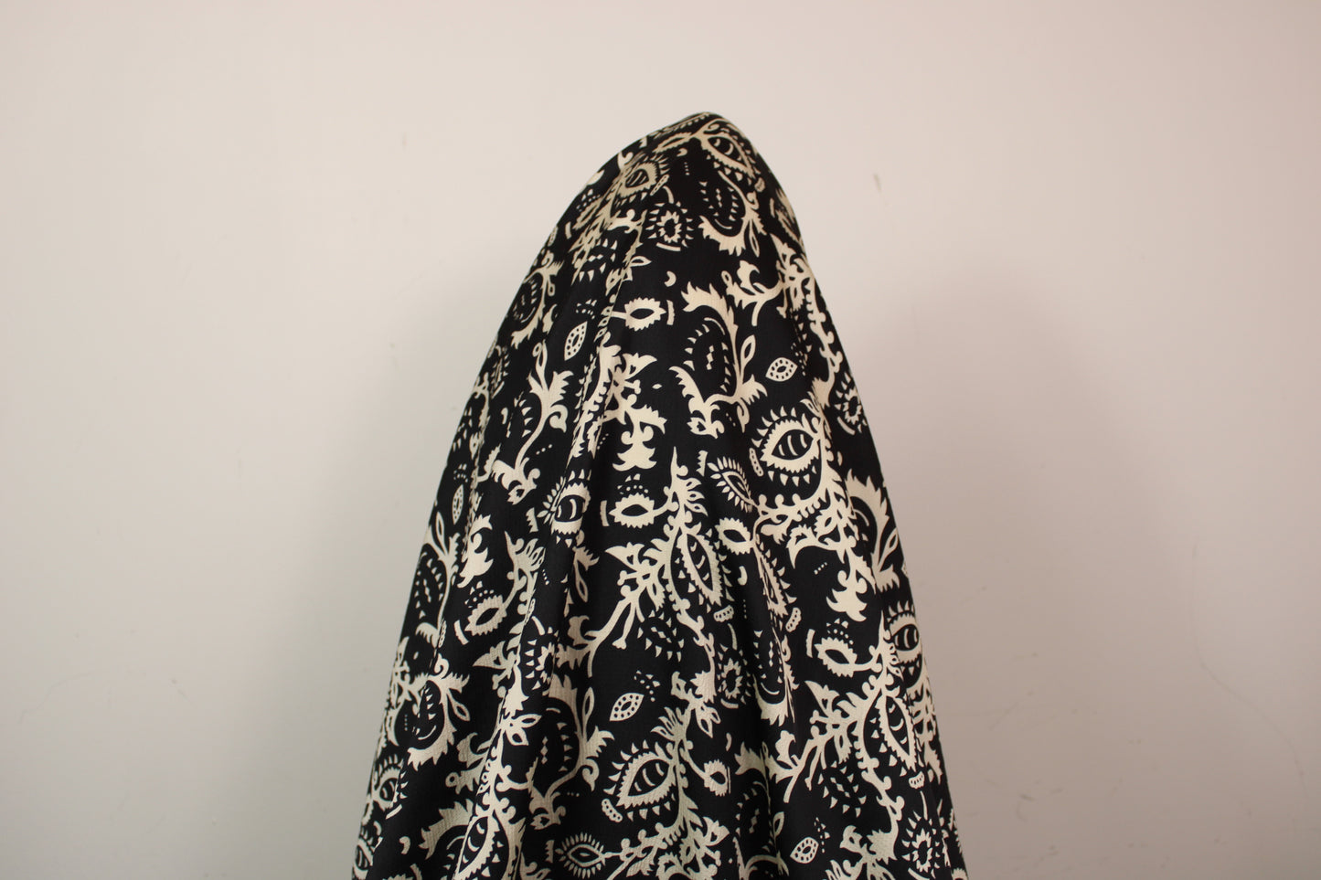 Tissu crêpon viscose satiné- imprimé abstrait - noir et blanc - photo 3/4 | So Tissus