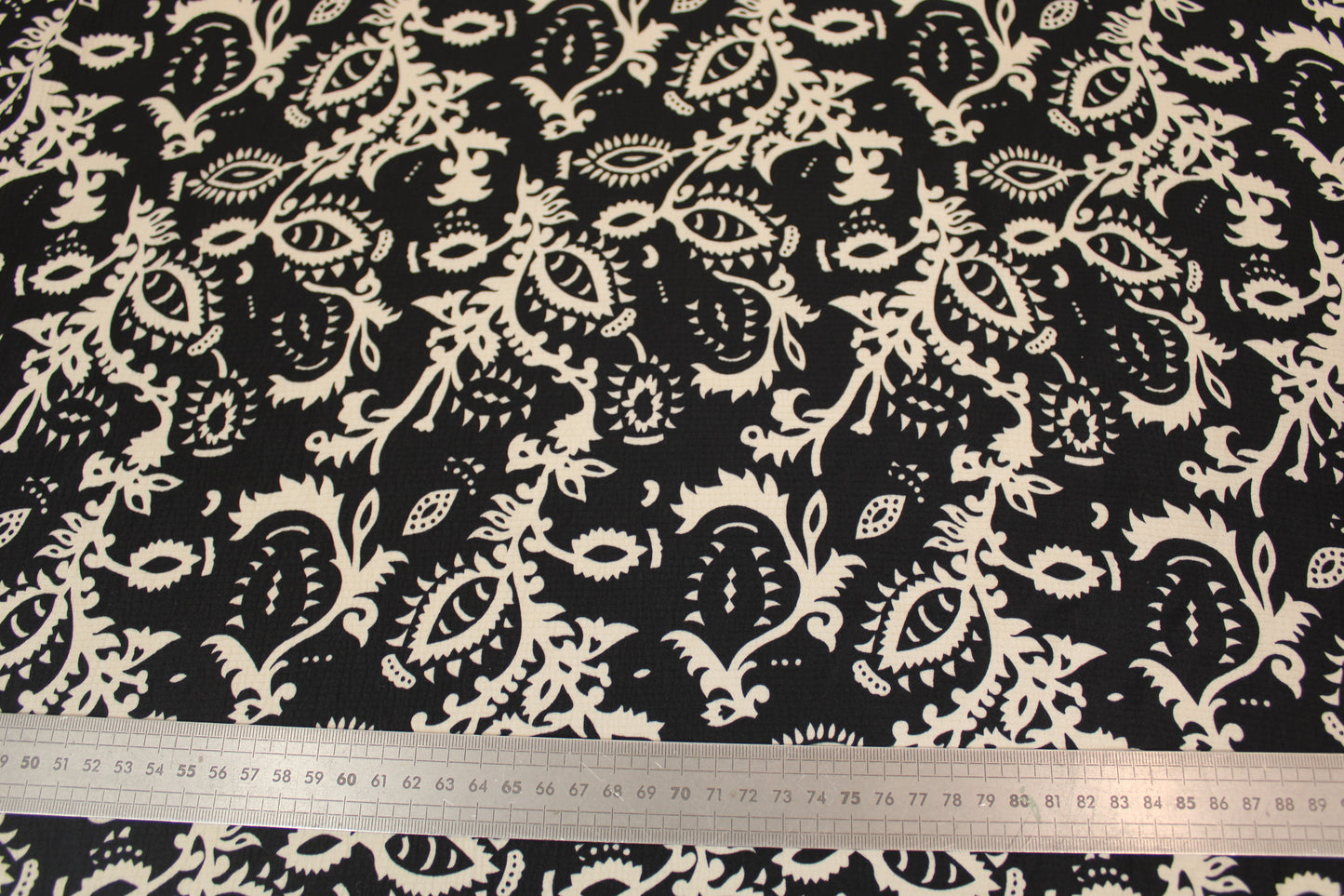 Tissu crêpon viscose satiné- imprimé abstrait - noir et blanc - photo 4/4 | So Tissus