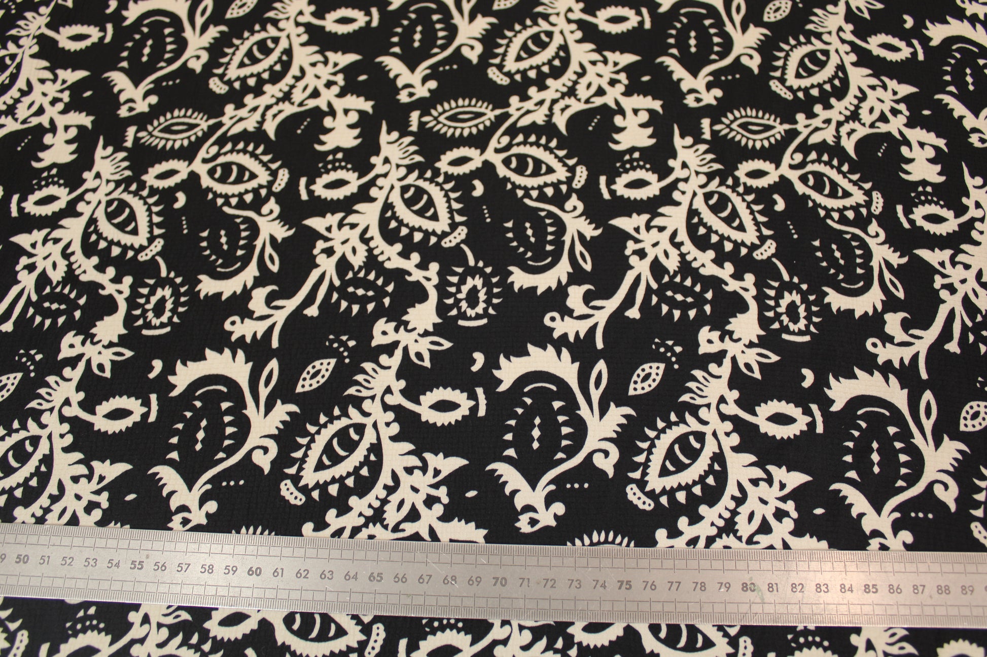 Tissu crêpon viscose satiné- imprimé abstrait - noir et blanc - photo 4/4 | So Tissus
