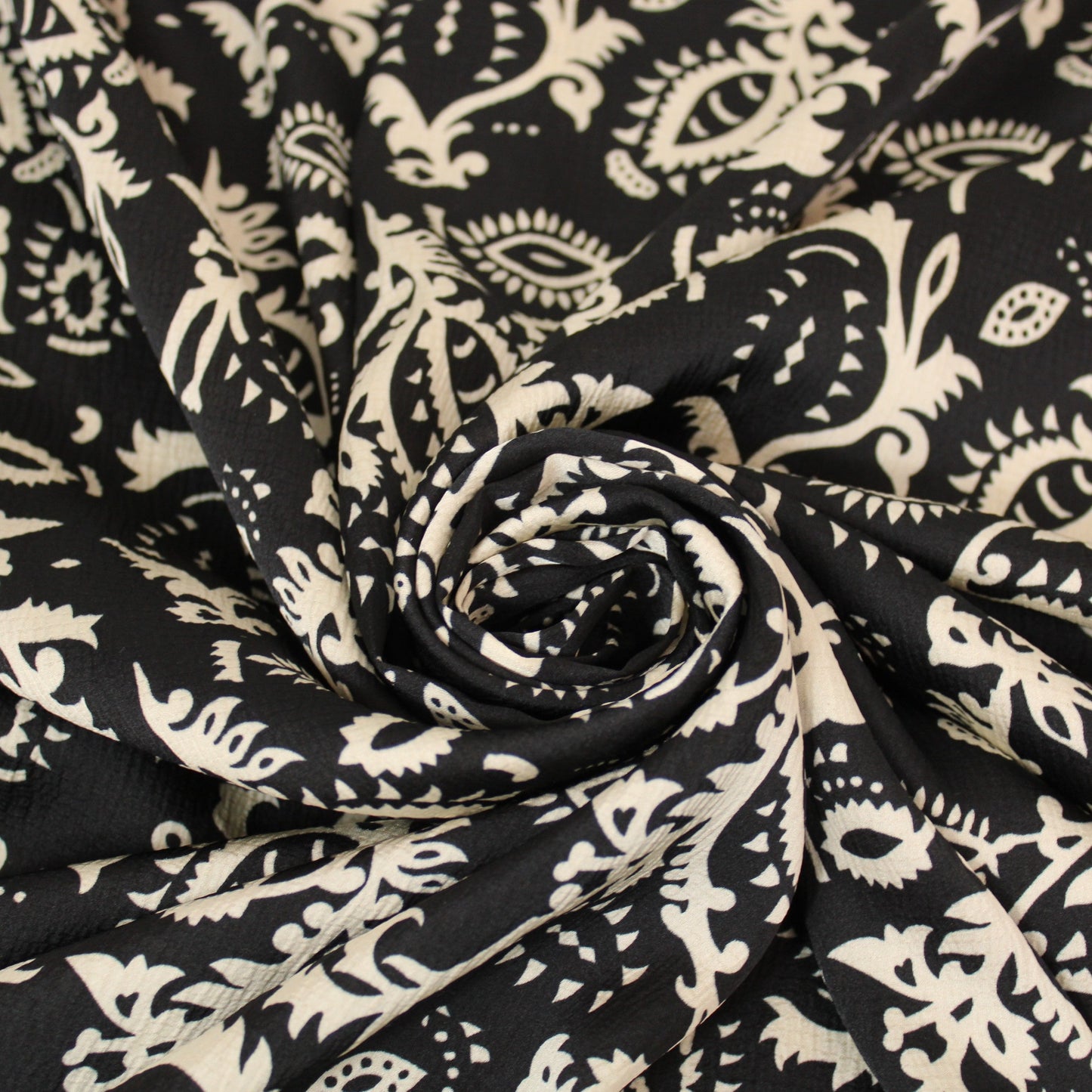 Tissu crêpon viscose satiné- imprimé abstrait - noir et blanc - photo 1/4 | So Tissus