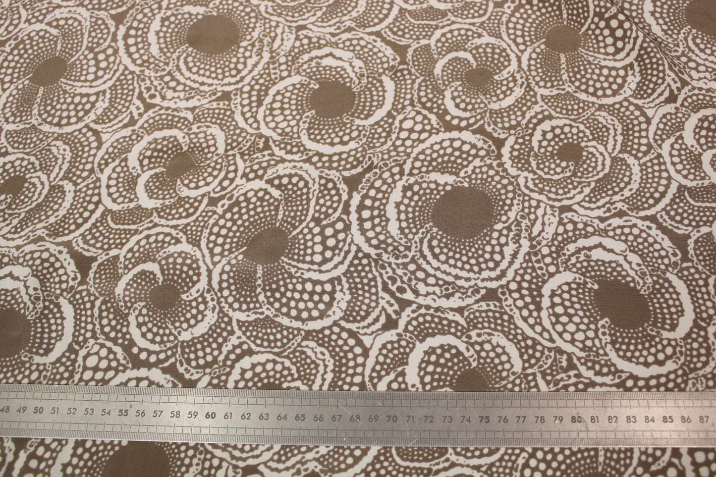 Tissu crêpe de chine 100% soie - imprimé tacheté - greige et ivoire - photo 4/4 | So Tissus