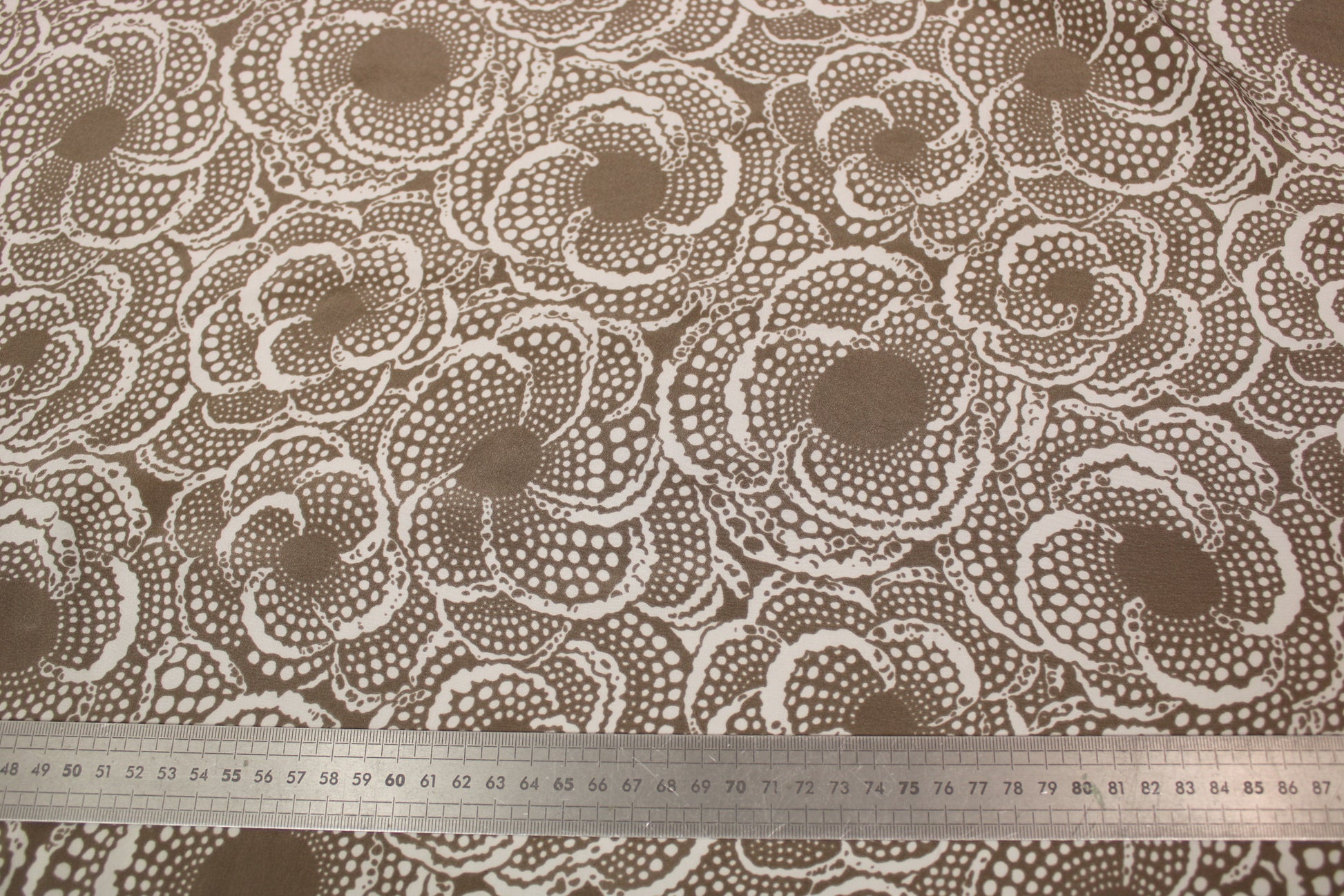 Tissu crêpe de chine 100% soie - imprimé tacheté - greige et ivoire - photo 4/4 | So Tissus