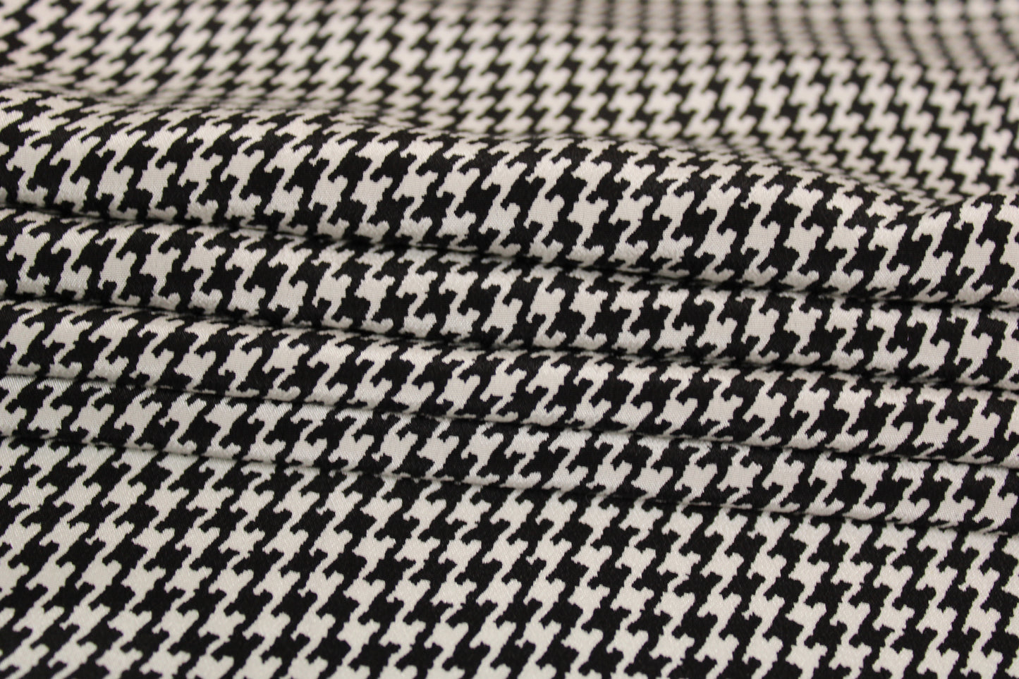Tissu crêpe de chine 100% soie - imprimé pied de poule  - noir et blanc - photo 2/4 | So Tissus