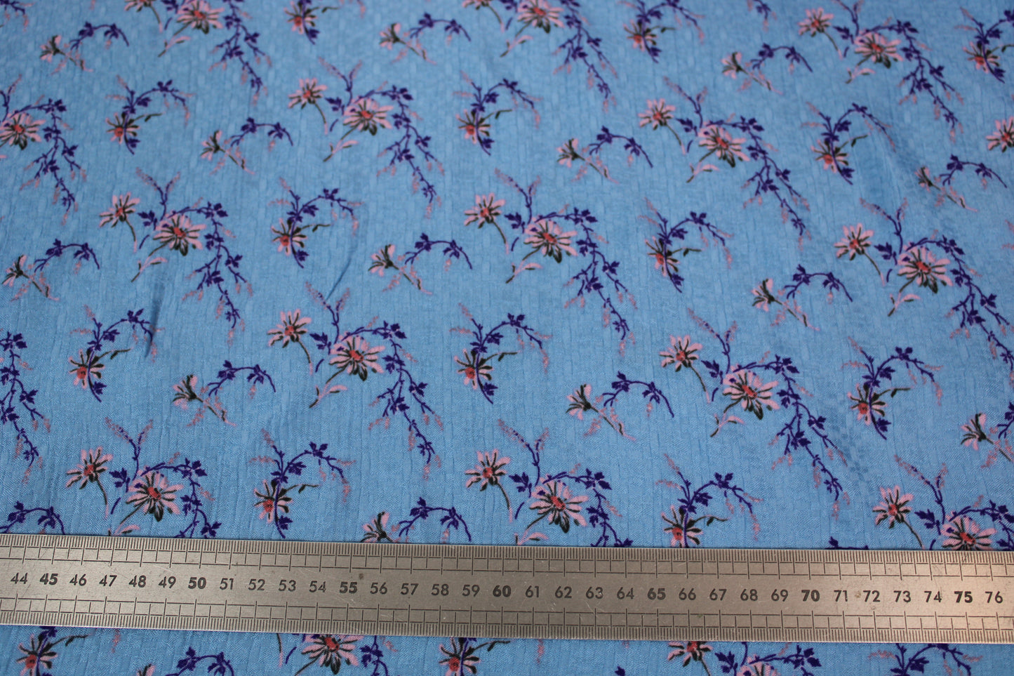 Tissu crêpe  gaufré - imprimé fleuri - ton bleu ciel - photo 4/4 | So Tissus