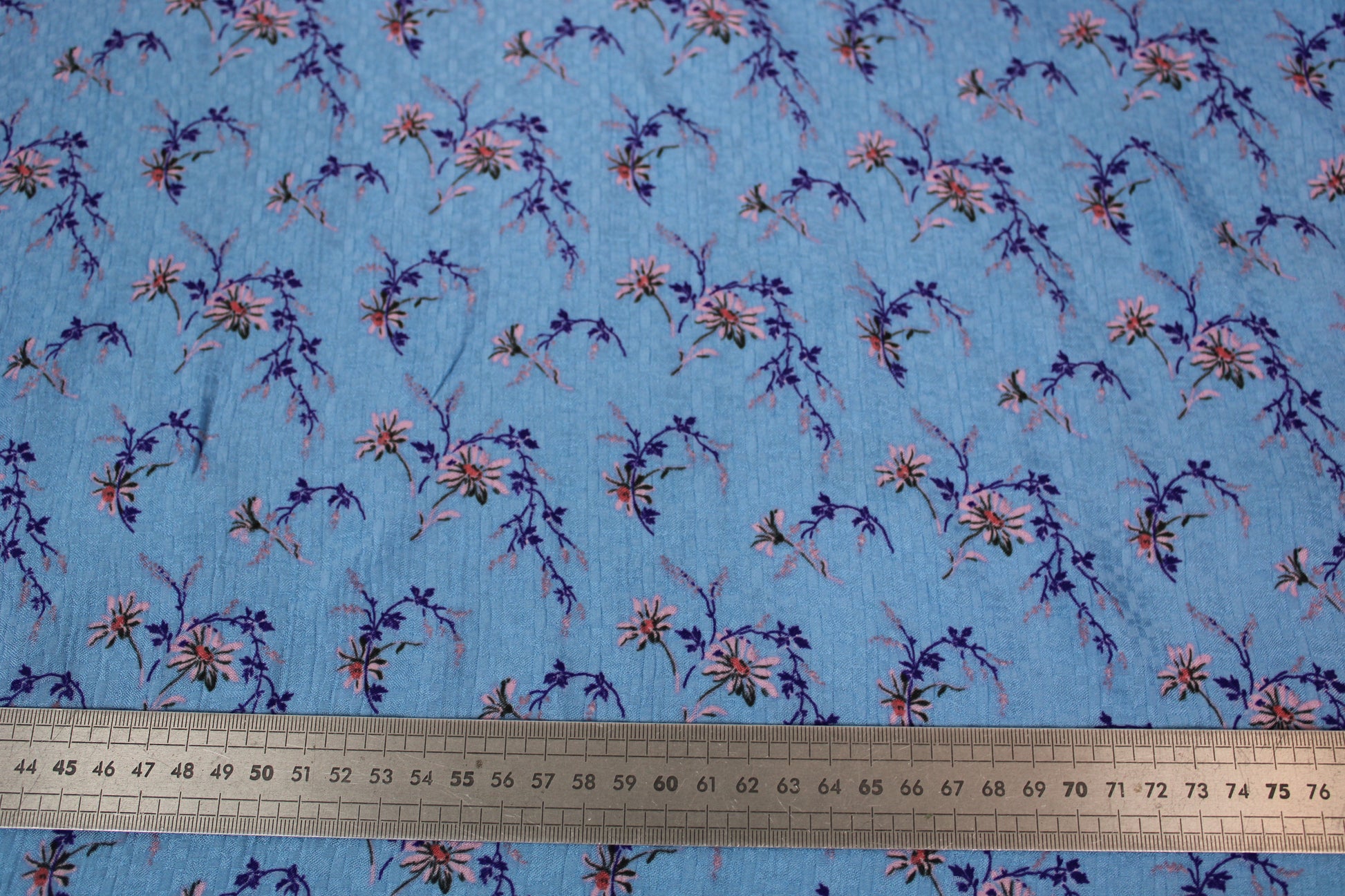 Tissu crêpe  gaufré - imprimé fleuri - ton bleu ciel - photo 4/4 | So Tissus
