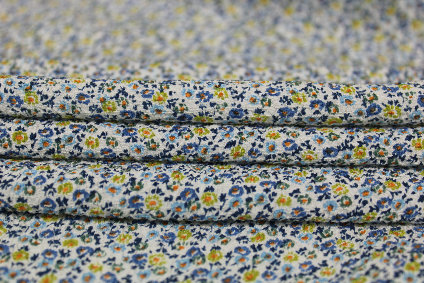 Tissu crêpon de soie - petite fleurs bleues et vertes - photo 2/4 | So Tissus