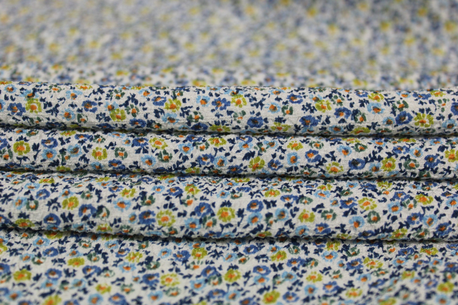 Tissu crêpon de soie - petite fleurs bleues et vertes - photo 2/4 | So Tissus