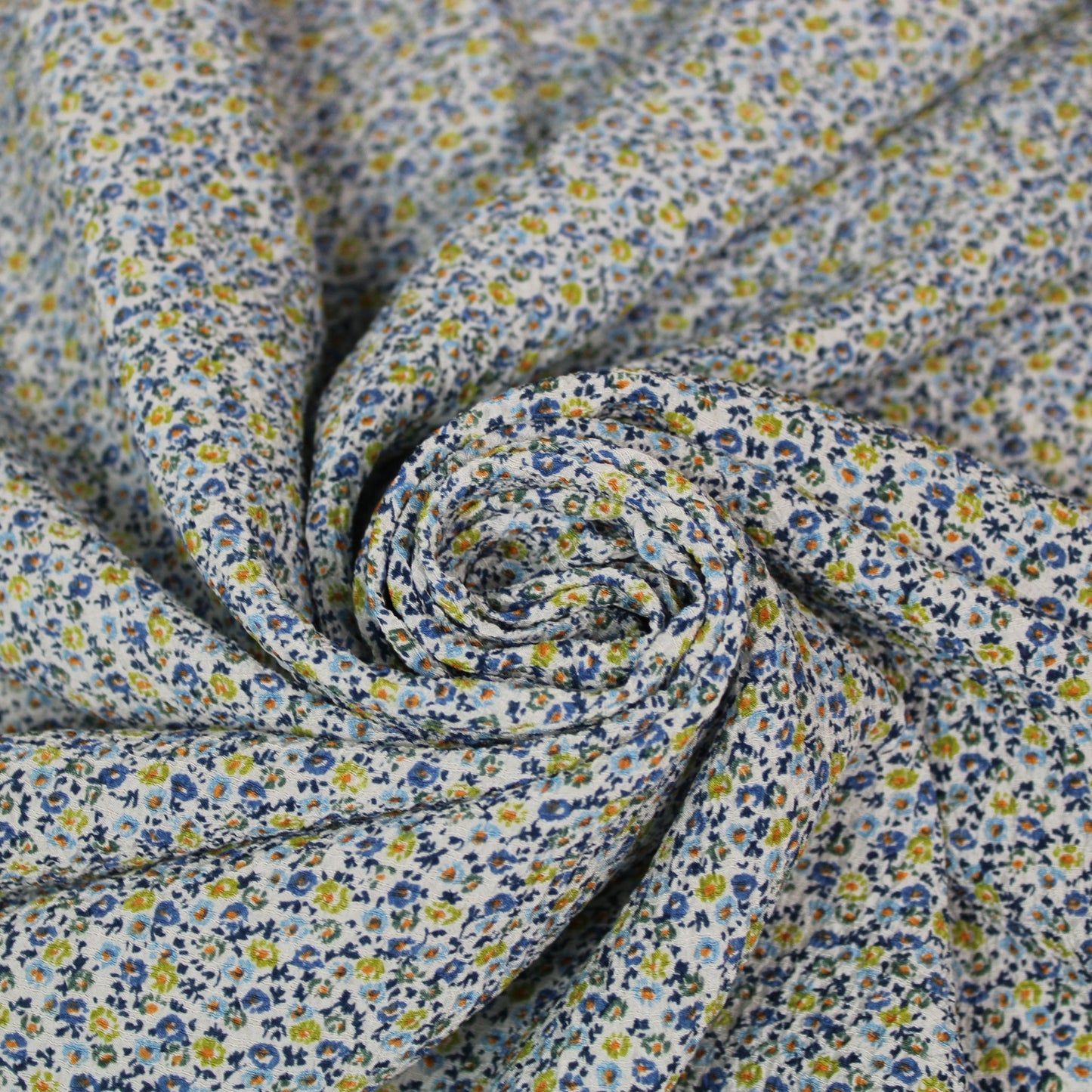 Tissu crêpon de soie - petite fleurs bleues et vertes - photo 1/4 | So Tissus