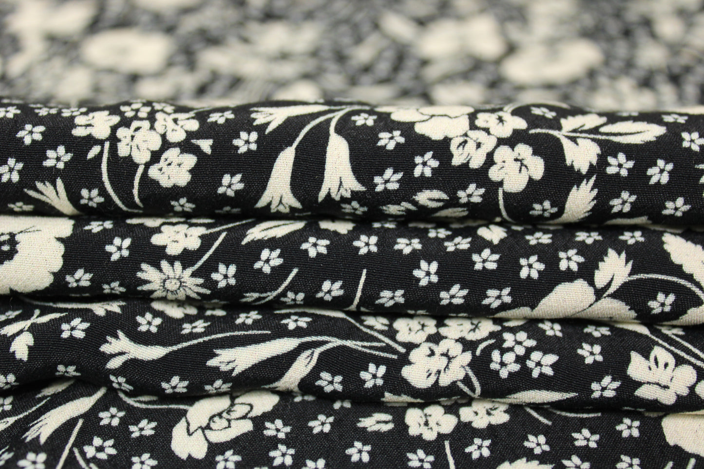 Tissu crêpe viscose - imprimé fleuri - noir et blanc - photo 2/4 | So Tissus