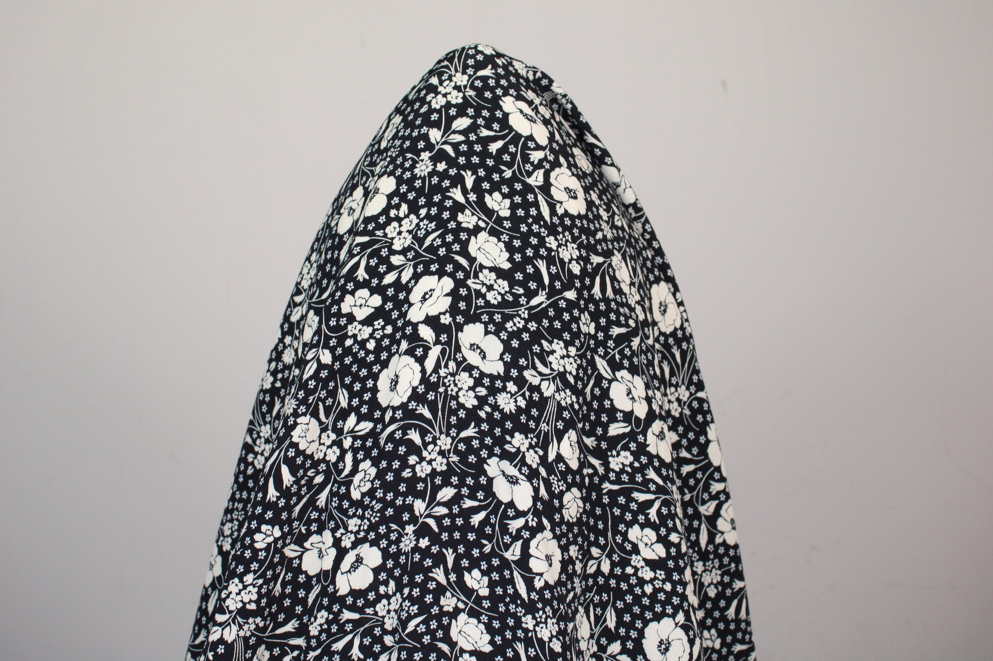 Tissu crêpe viscose - imprimé fleuri - noir et blanc - photo 3/4 | So Tissus