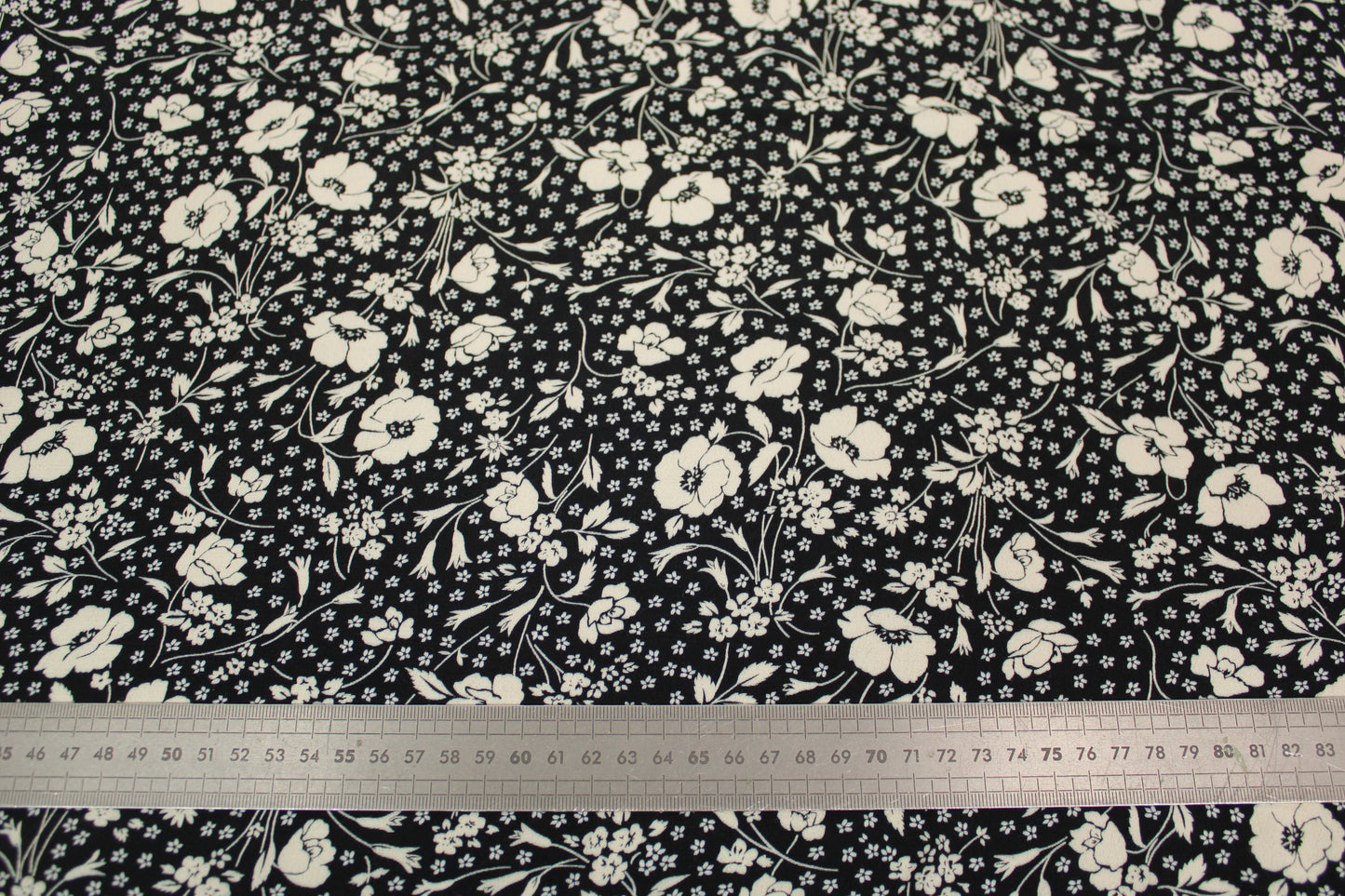 Tissu crêpe viscose - imprimé fleuri - noir et blanc - photo 4/4 | So Tissus