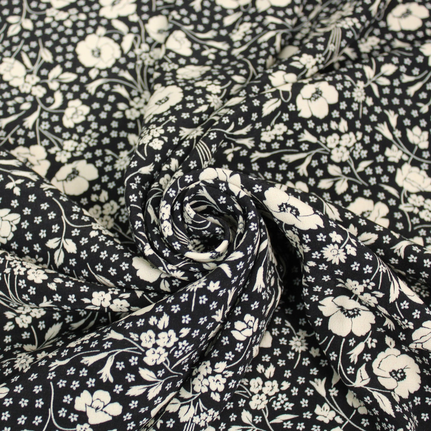 Tissu crêpe viscose - imprimé fleuri - noir et blanc - photo 1/4 | So Tissus