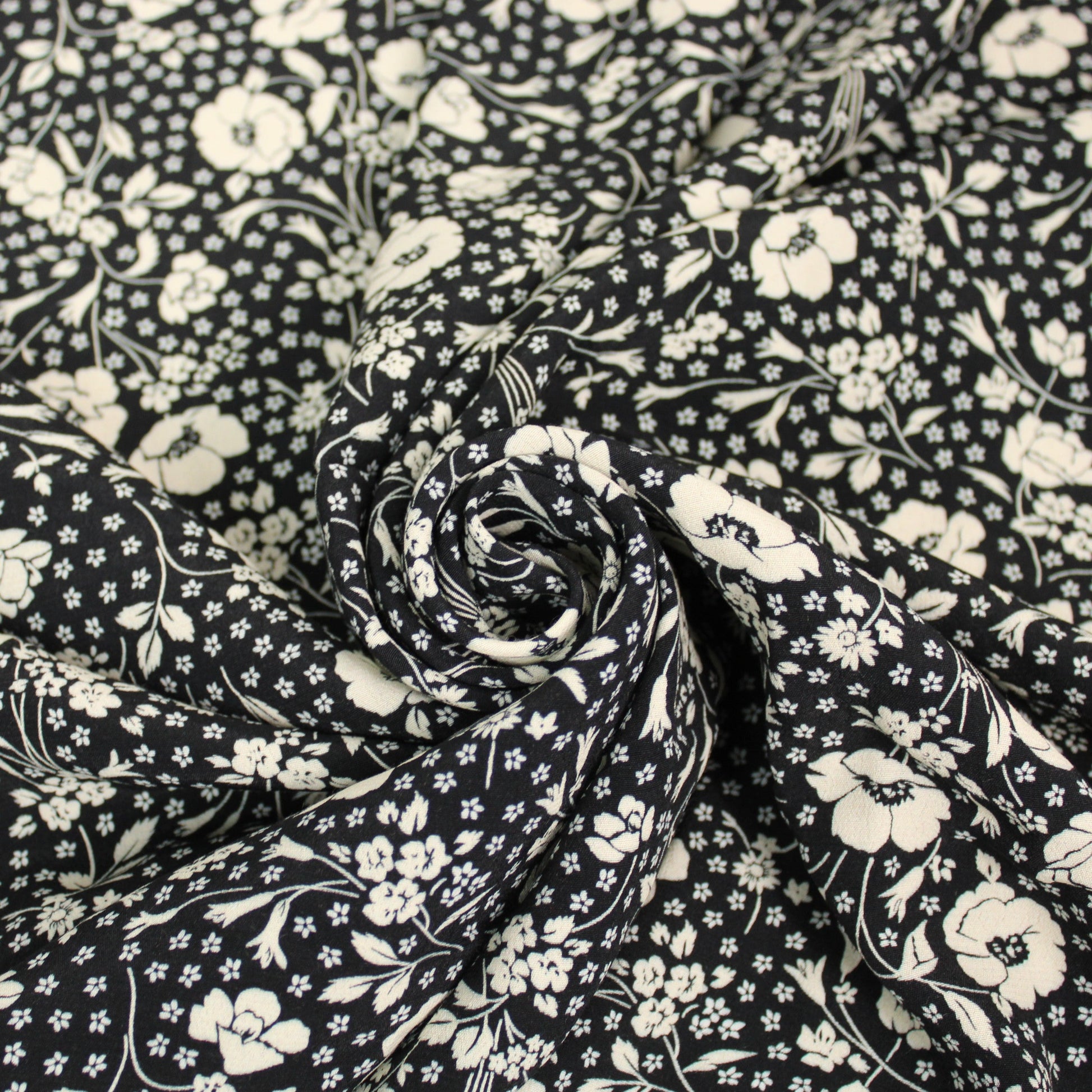 Tissu crêpe viscose - imprimé fleuri - noir et blanc - photo 1/4 | So Tissus