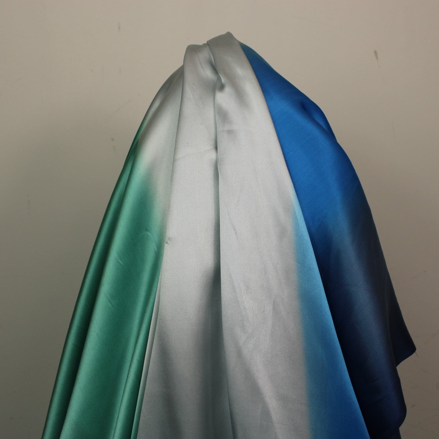 Tissu satin de soie - imprimé dégradé - ton bleu - photo 4/5 | So Tissus
