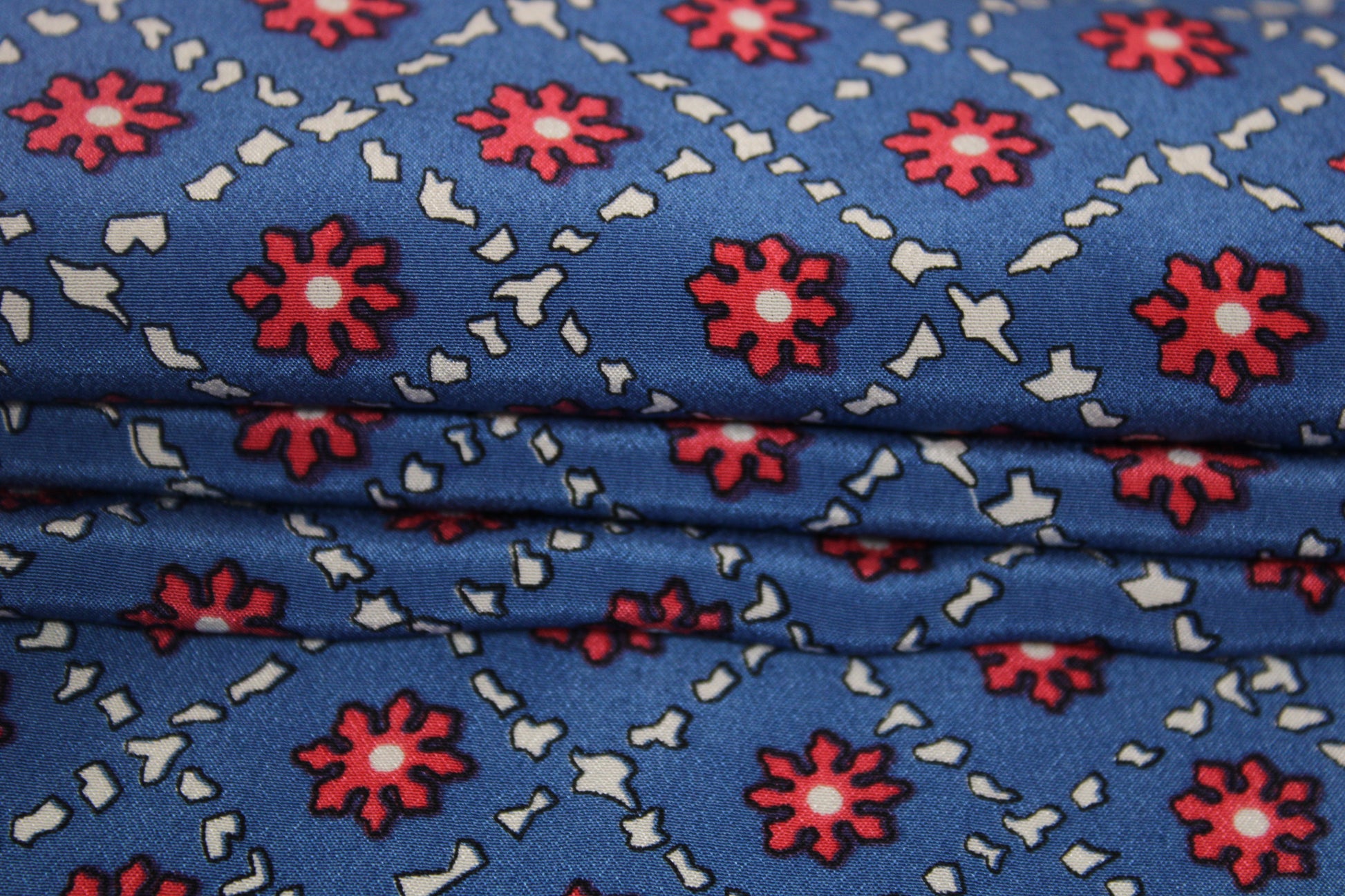 Tissu crêpe de chine 100% soie - imprimé fleurs géométriques - ton bleu roi - photo 2/4 | So Tissus