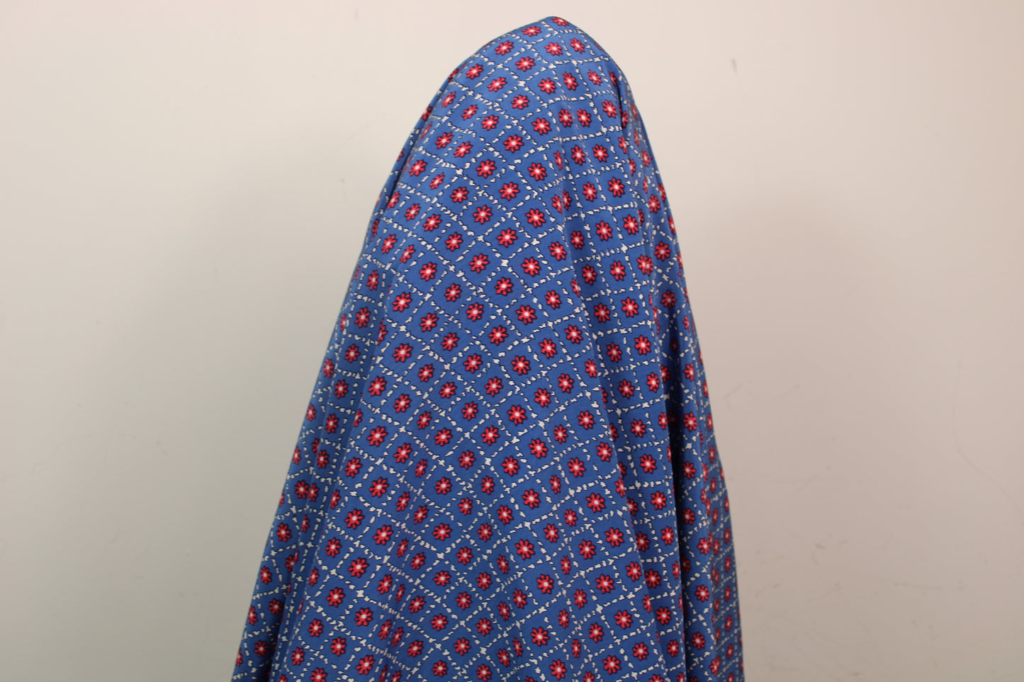 Tissu crêpe de chine 100% soie - imprimé fleurs géométriques - ton bleu roi - photo 3/4 | So Tissus