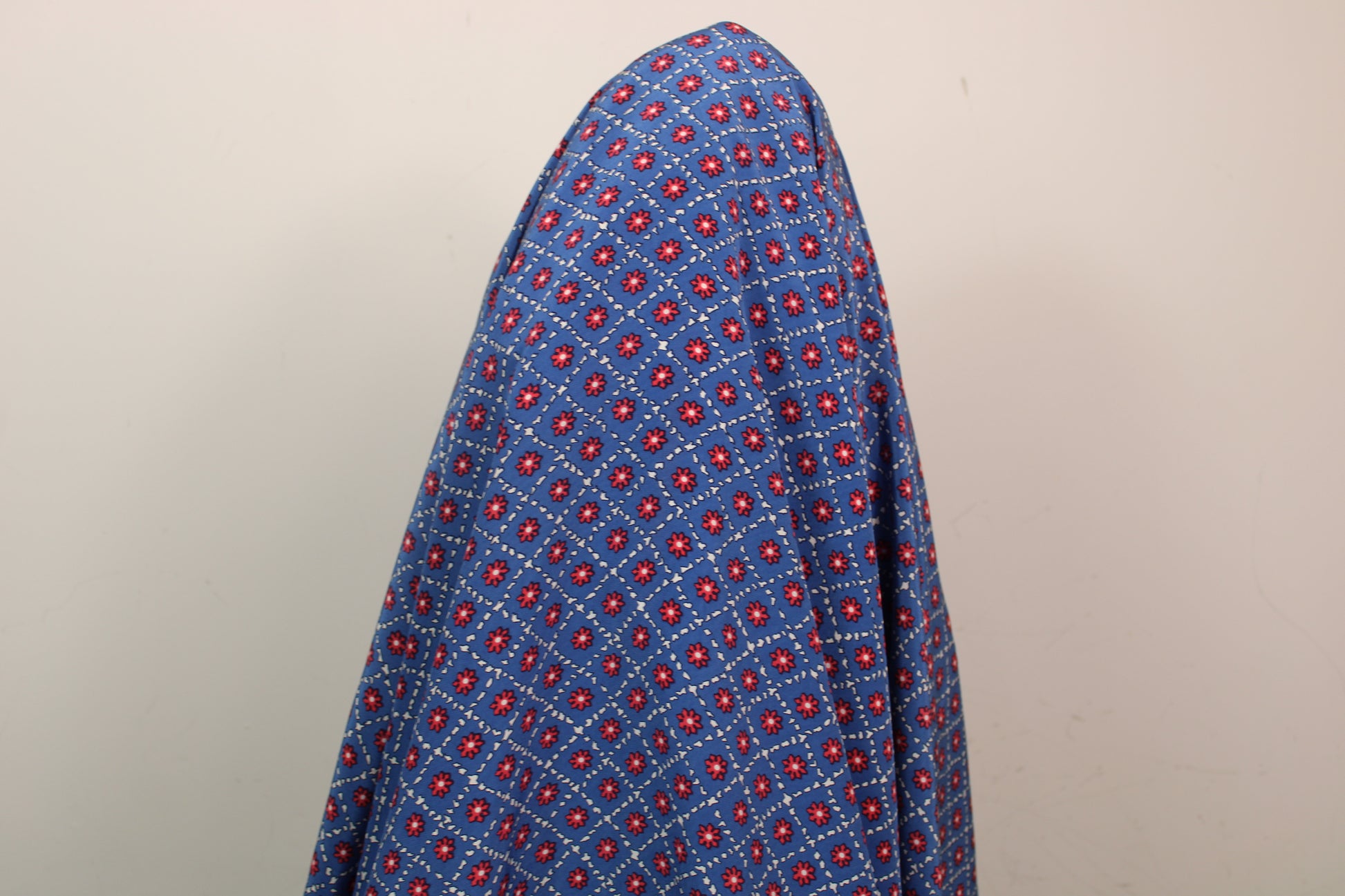 Tissu crêpe de chine 100% soie - imprimé fleurs géométriques - ton bleu roi - photo 3/4 | So Tissus