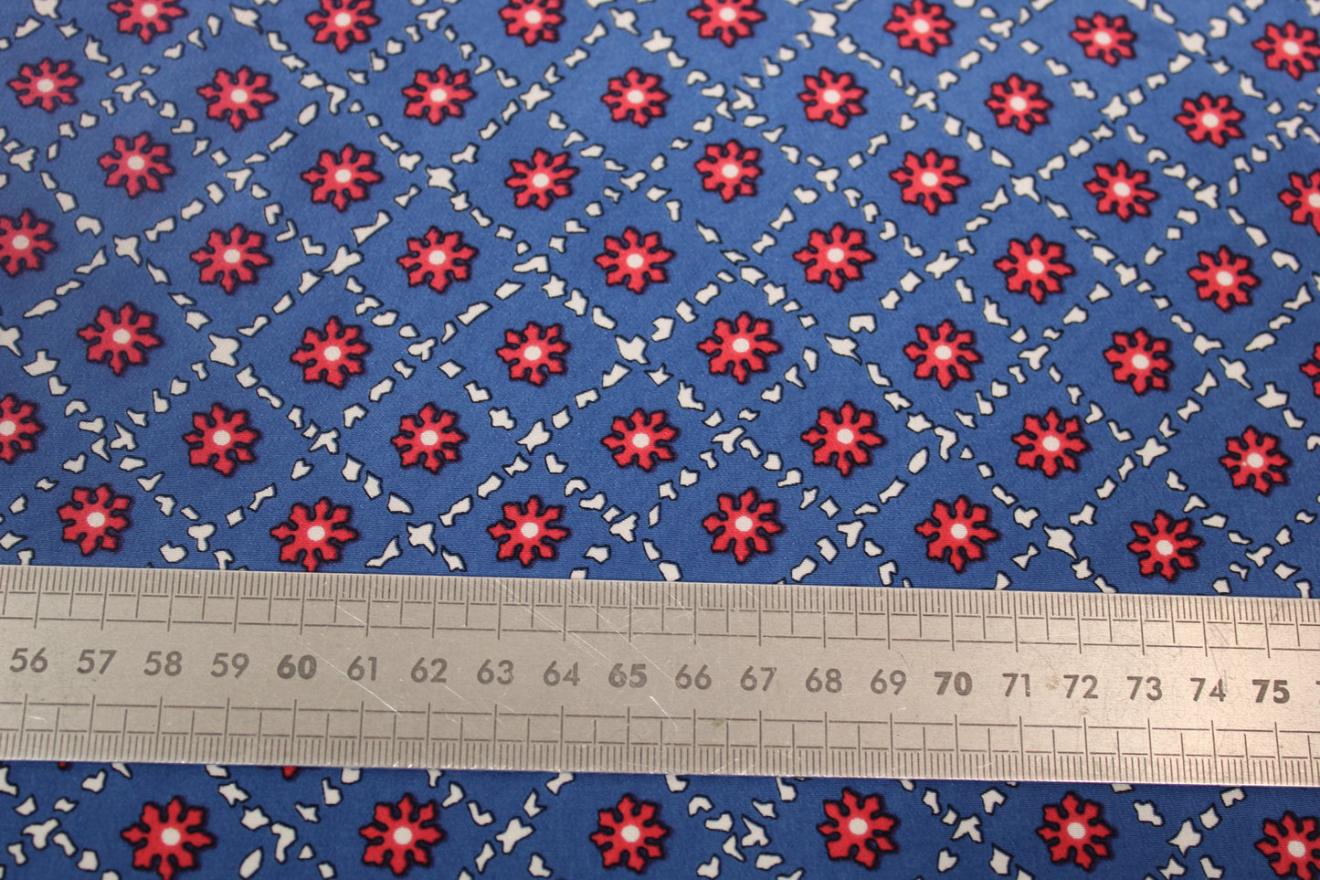 Tissu crêpe de chine 100% soie - imprimé fleurs géométriques - ton bleu roi - photo 4/4 | So Tissus