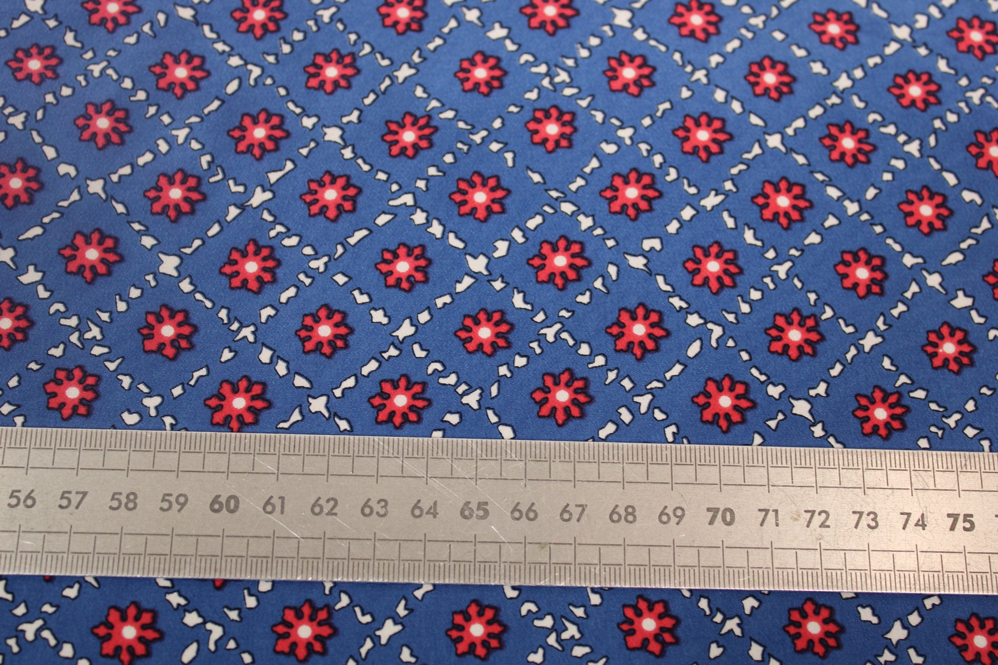 Tissu crêpe de chine 100% soie - imprimé fleurs géométriques - ton bleu roi - photo 4/4 | So Tissus