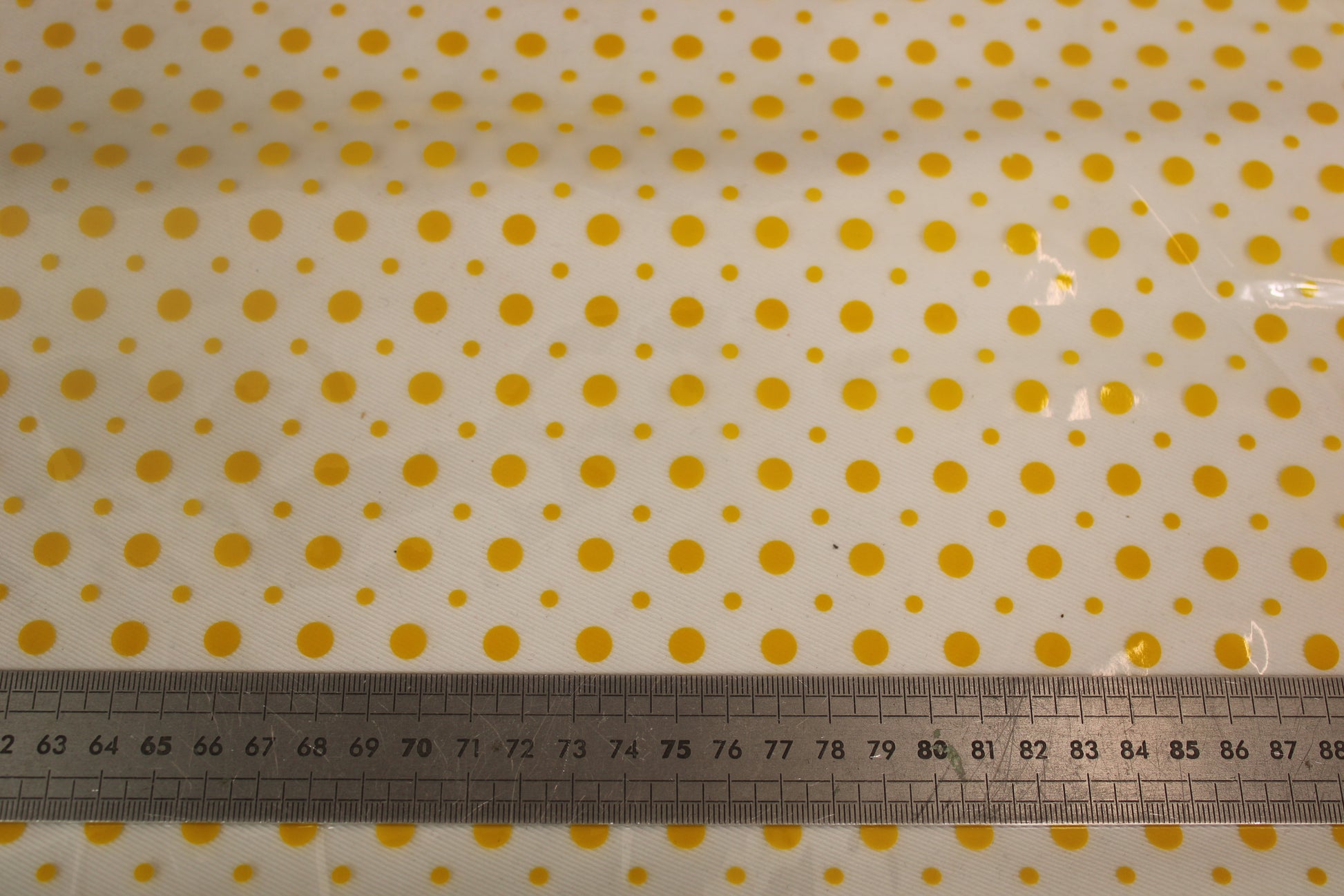 Tissu technique imperméable - à pois - transparent et jaune - photo 4/4 | So Tissus