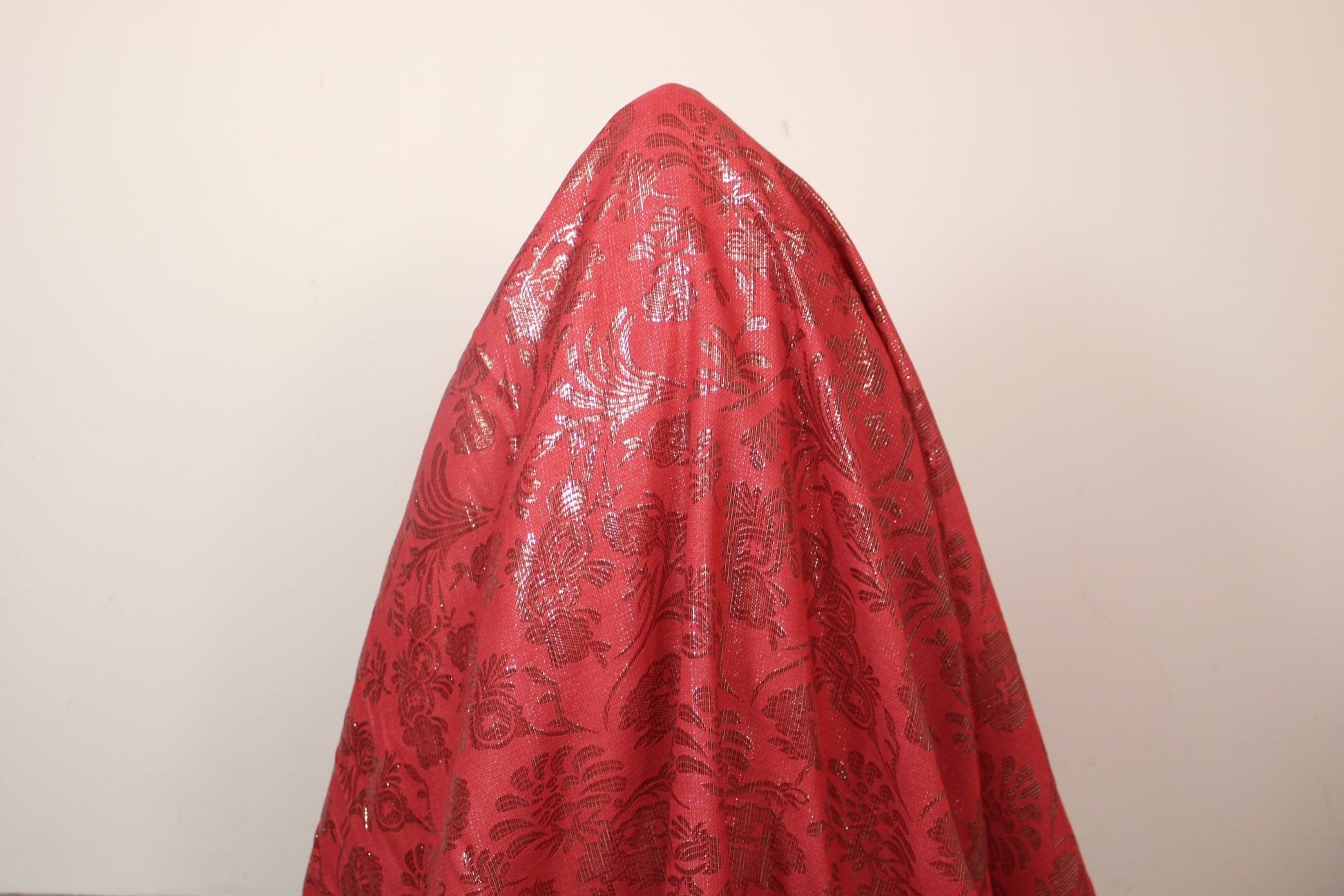 Tissu brocart - imprimé fleur - ton rouge nacarat - photo 3/4 | So Tissus