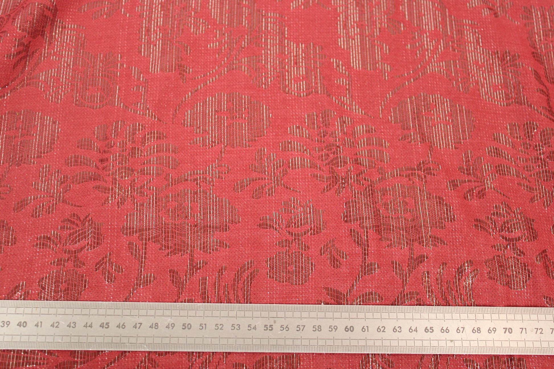 Tissu brocart - imprimé fleur - ton rouge nacarat - photo 4/4 | So Tissus