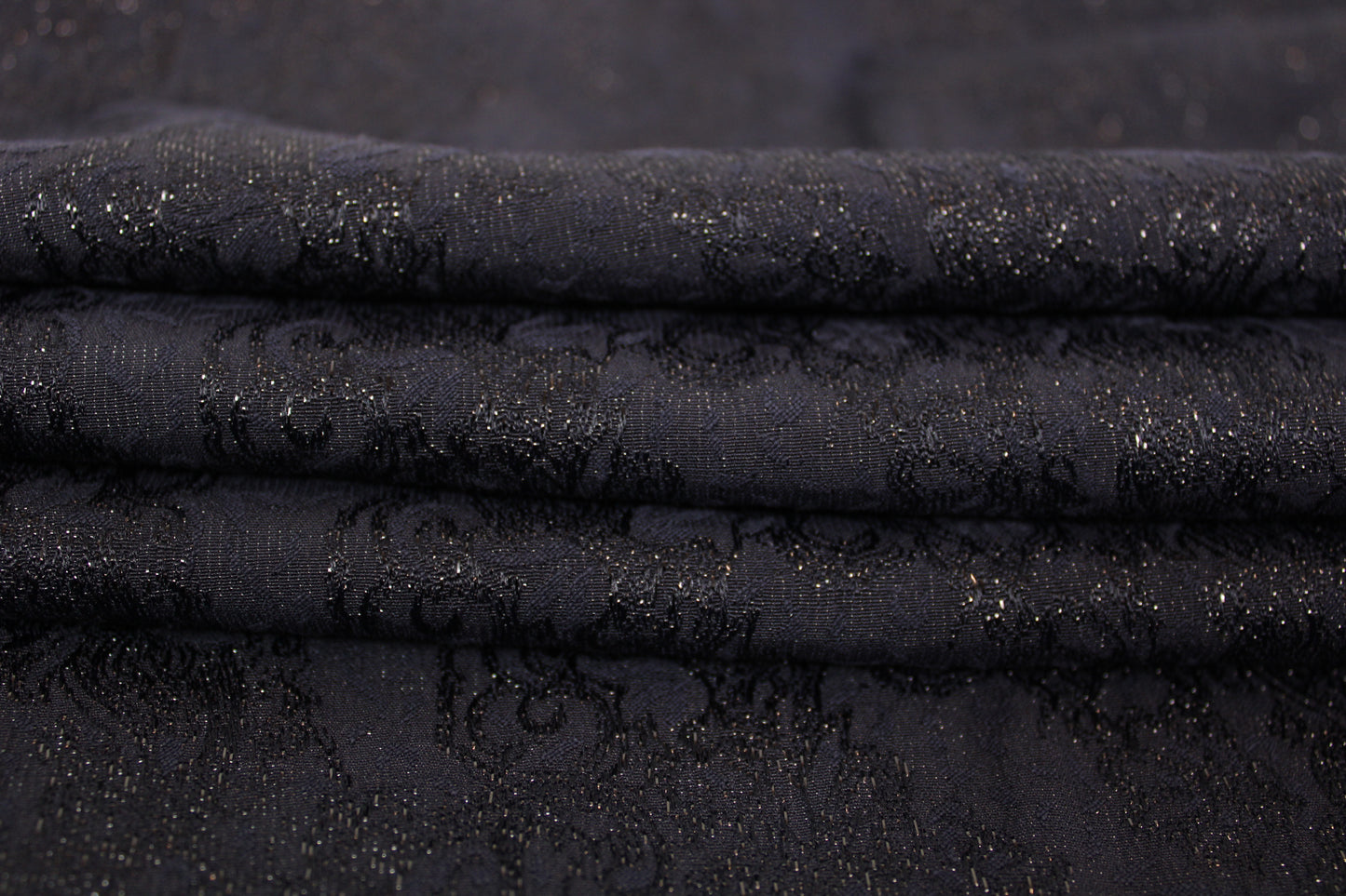Tissu brocart - motif noir brillant - ton bleu marine - photo 2/4 | So Tissus