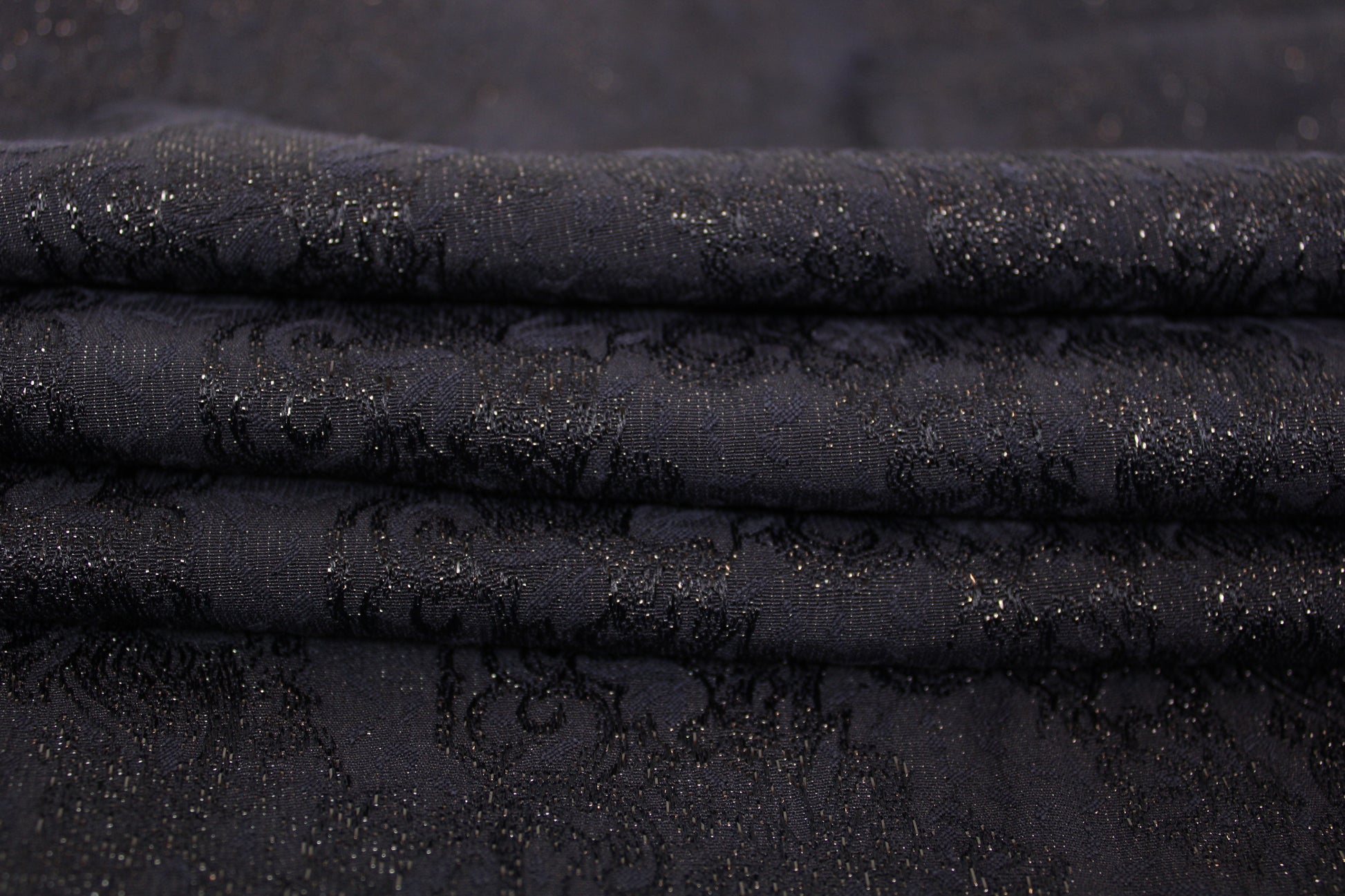 Tissu brocart - motif noir brillant - ton bleu marine - photo 2/4 | So Tissus