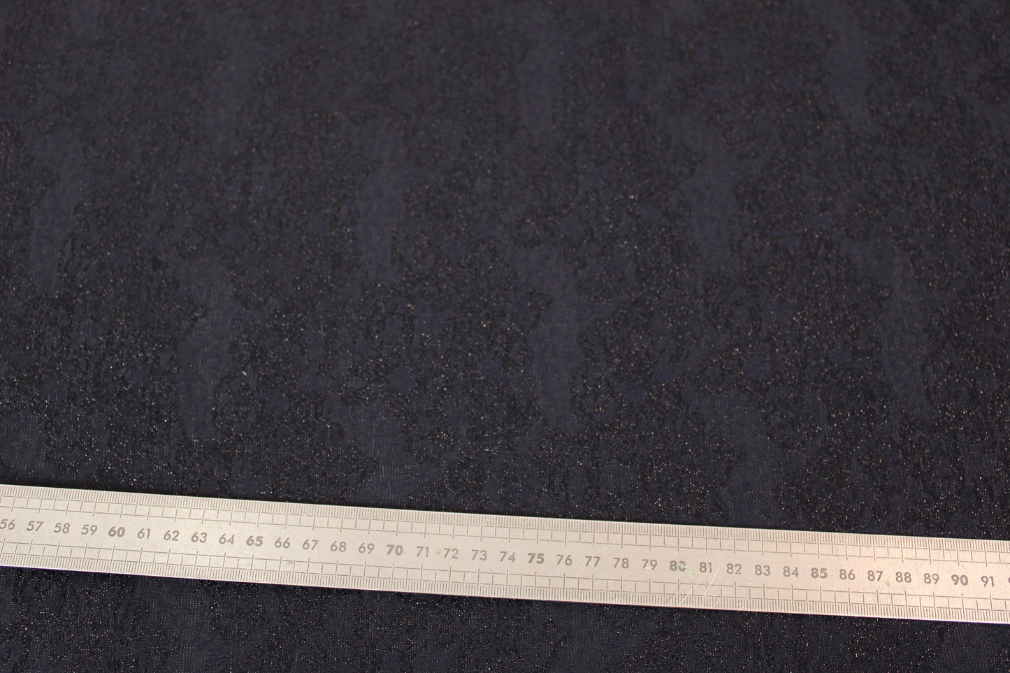 Tissu brocart - motif noir brillant - ton bleu marine - photo 4/4 | So Tissus