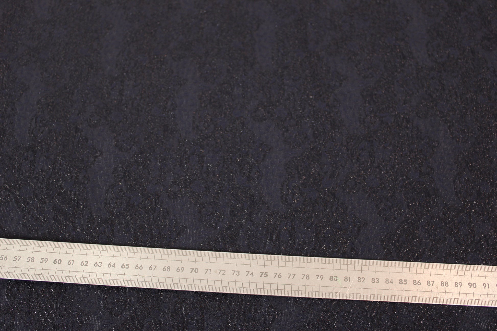 Tissu brocart - motif noir brillant - ton bleu marine - photo 4/4 | So Tissus