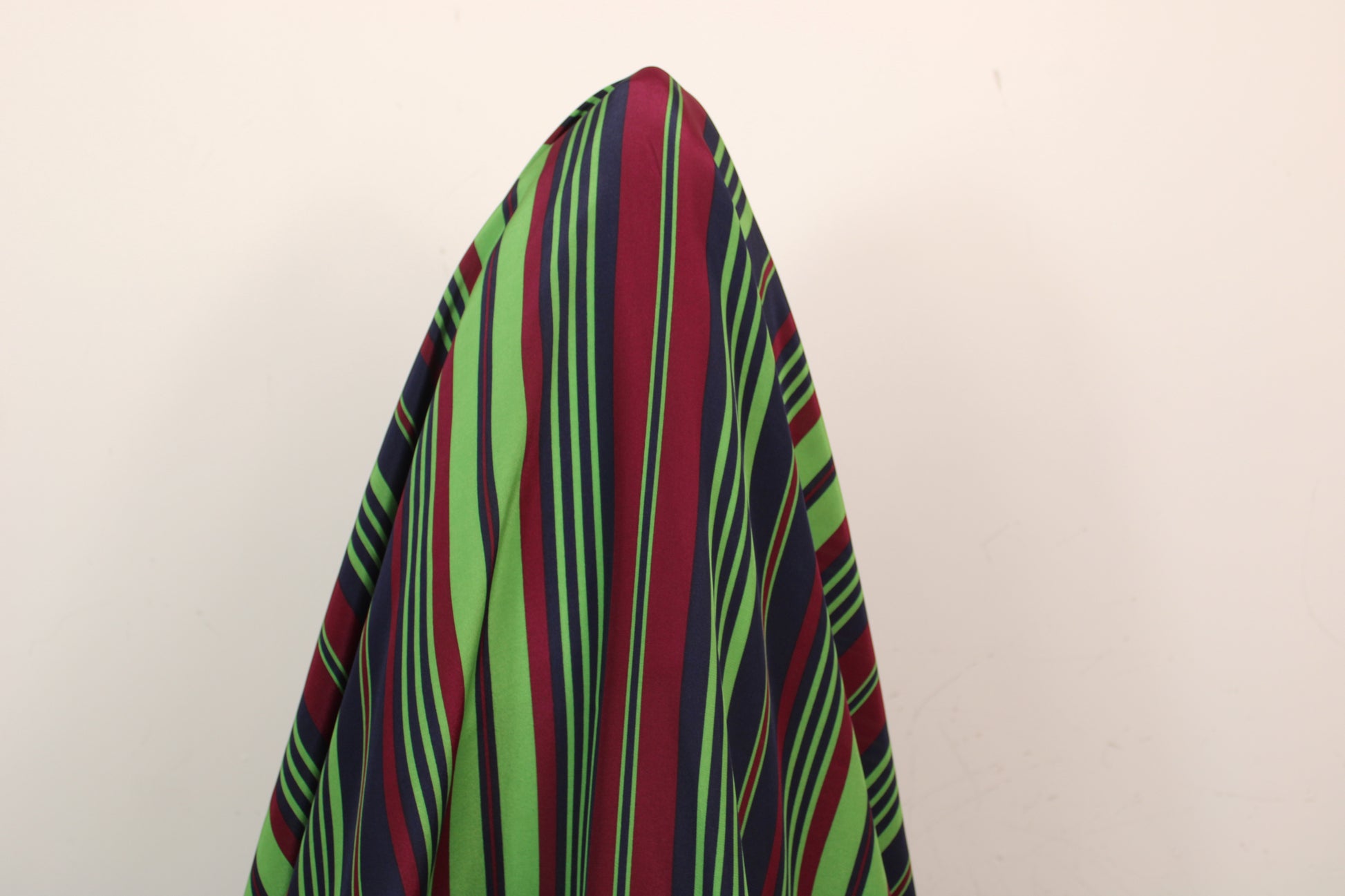 Tissu crêpe de chine 100% soie - à rayures - vert, magenta et bleu marine - photo 3/4 | So Tissus