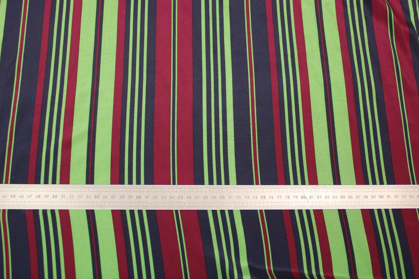 Tissu crêpe de chine 100% soie - à rayures - vert, magenta et bleu marine - photo 4/4 | So Tissus
