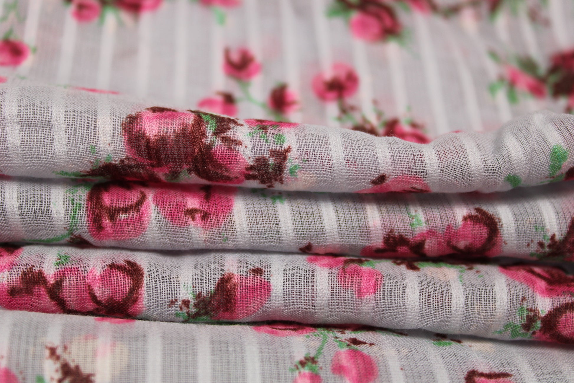 Tissu voile de coton - imprimé fleurs roses - ton bleu ciel - photo 2/4 | So Tissus