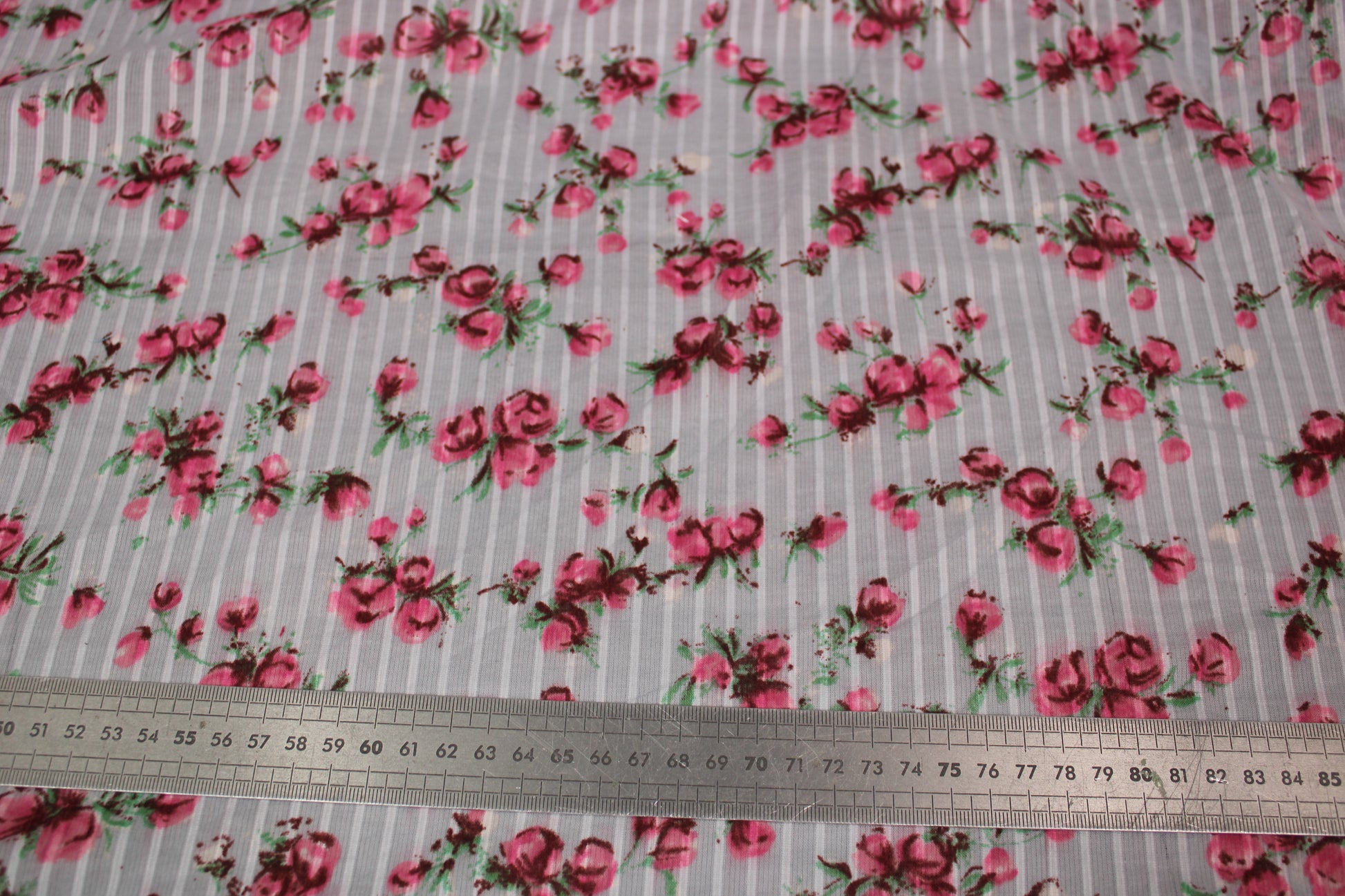Tissu voile de coton - imprimé fleurs roses - ton bleu ciel - photo 4/4 | So Tissus