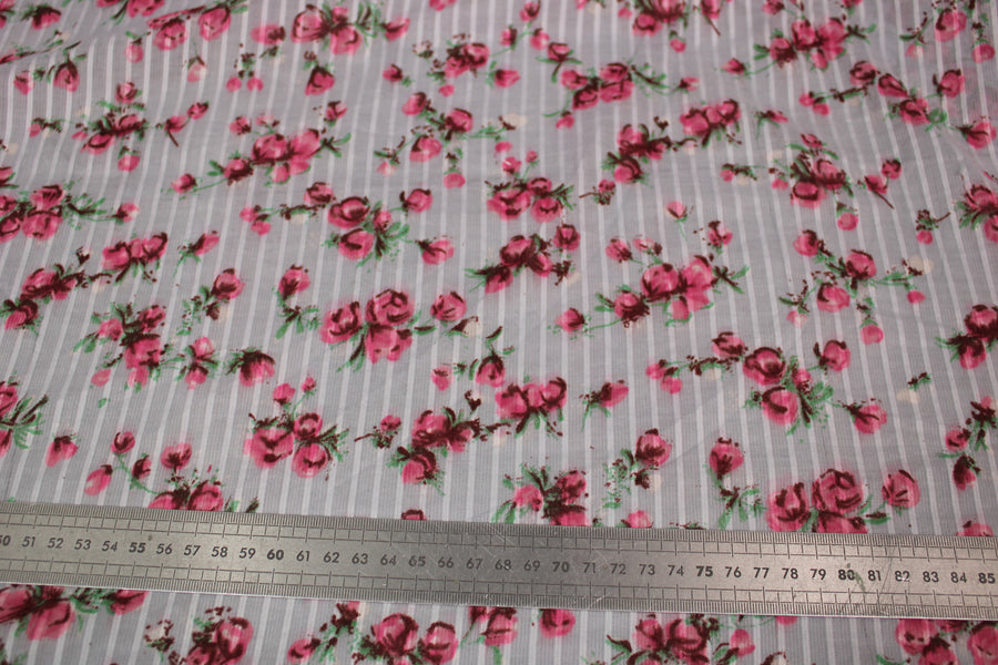 Tissu voile de coton - imprimé fleurs roses - ton bleu ciel