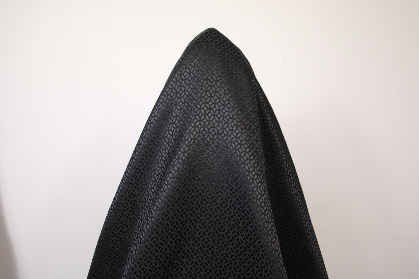 Tissu crêpe coton et soie - motif rosace - noir - photo 3/4 | So Tissus
