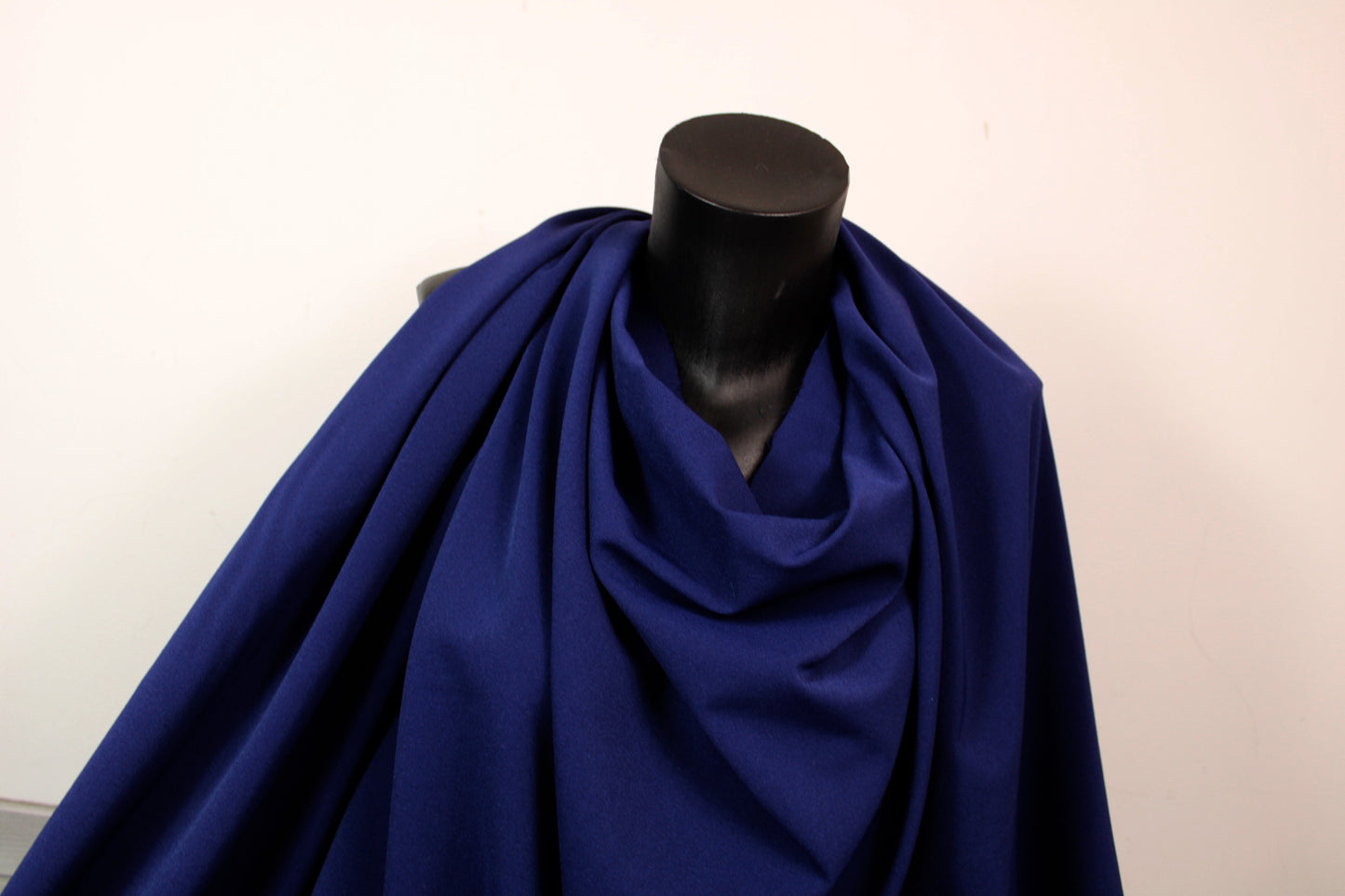 Tissu crêpe de laine stretch - bleu marine - photo 4/4 | So Tissus