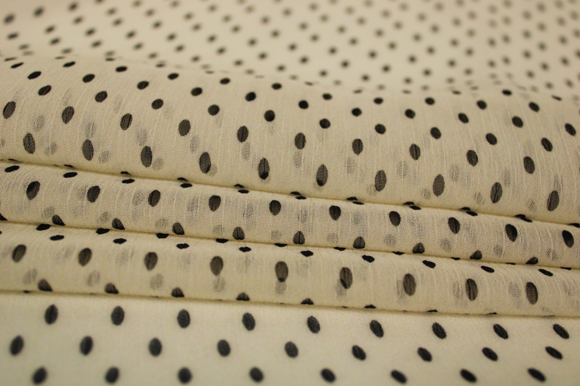 Tissu crêpon georgette  - à pois - écru et noir - photo 2/6 | So Tissus