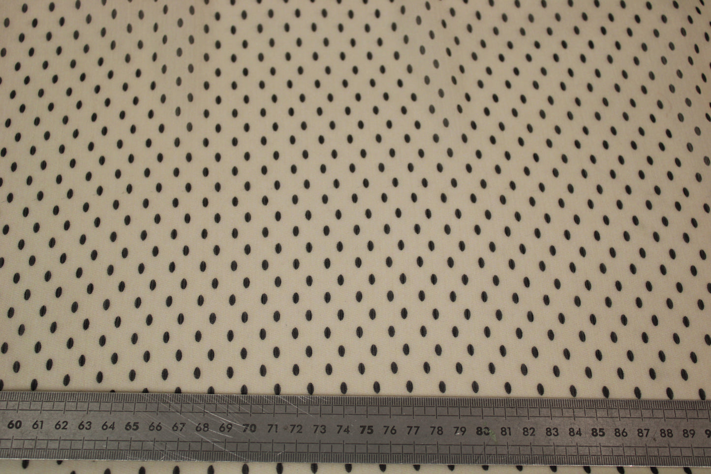 Tissu crêpon georgette  - à pois - écru et noir - photo 5/6 | So Tissus