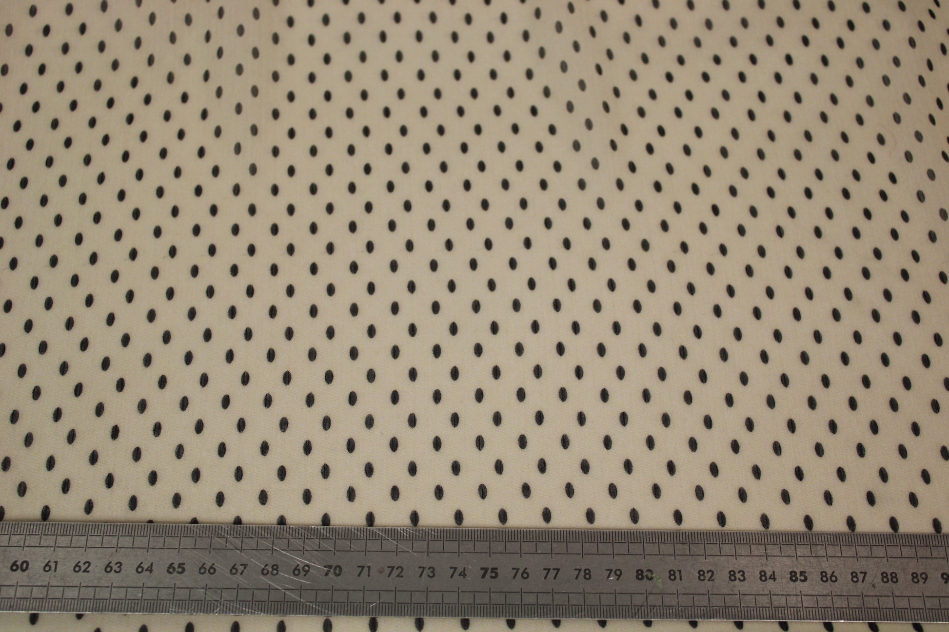 Tissu crêpon georgette  - à pois - écru et noir - photo 5/6 | So Tissus