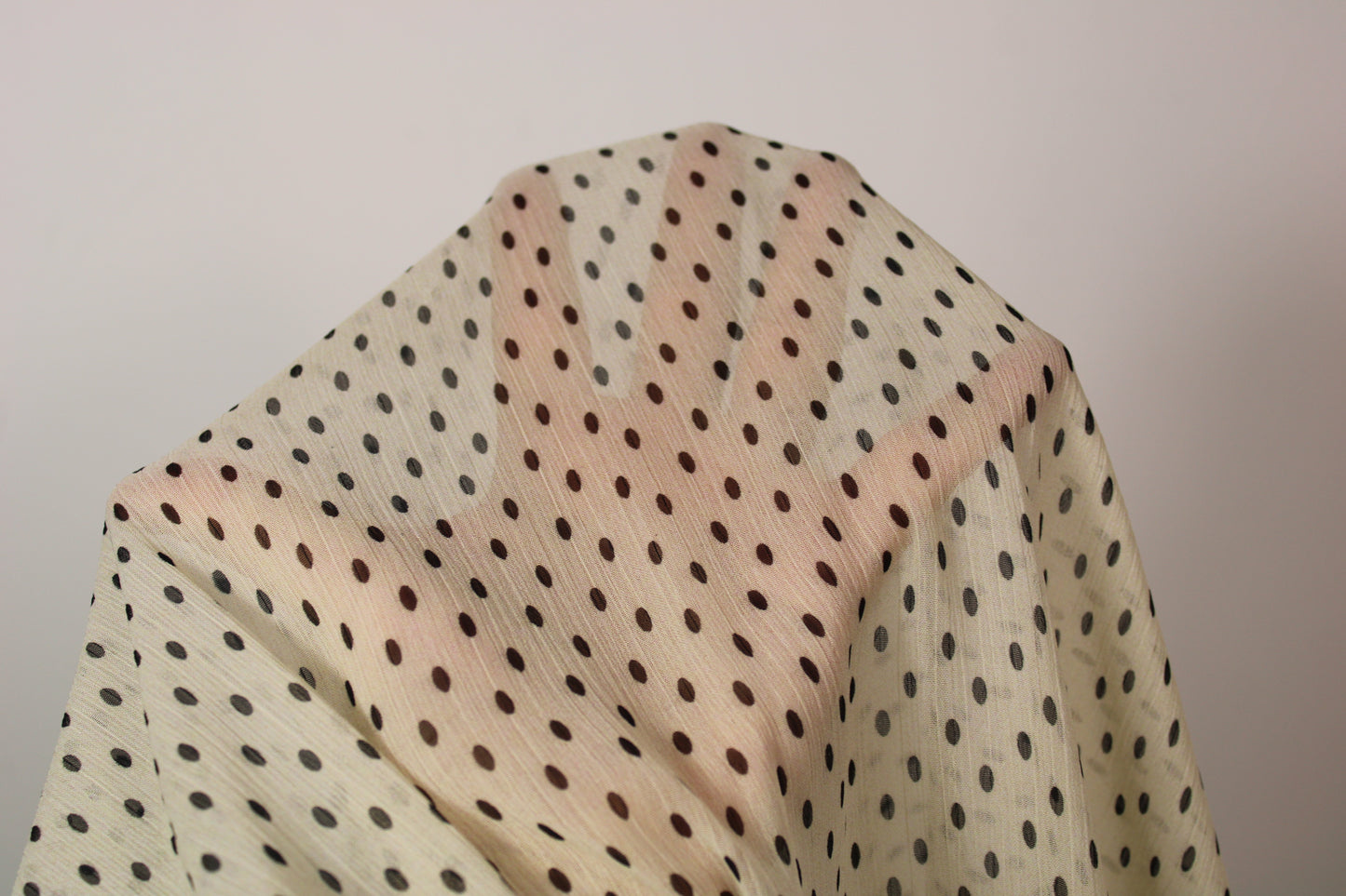 Tissu crêpon georgette  - à pois - écru et noir - photo 6/6 | So Tissus
