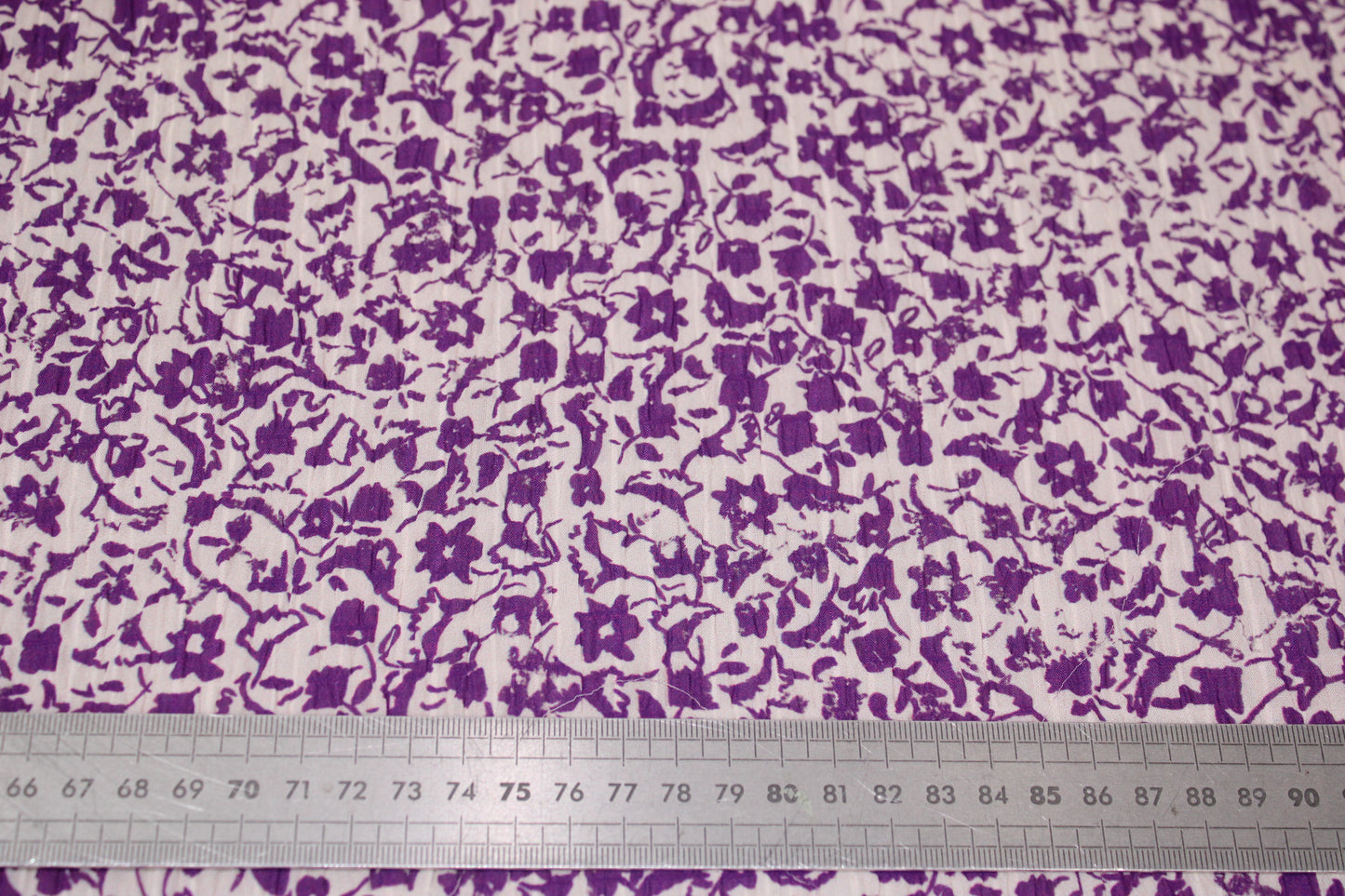 Tissu crêpon - petite fleurs - violet et blanc - photo 5/5 | So Tissus