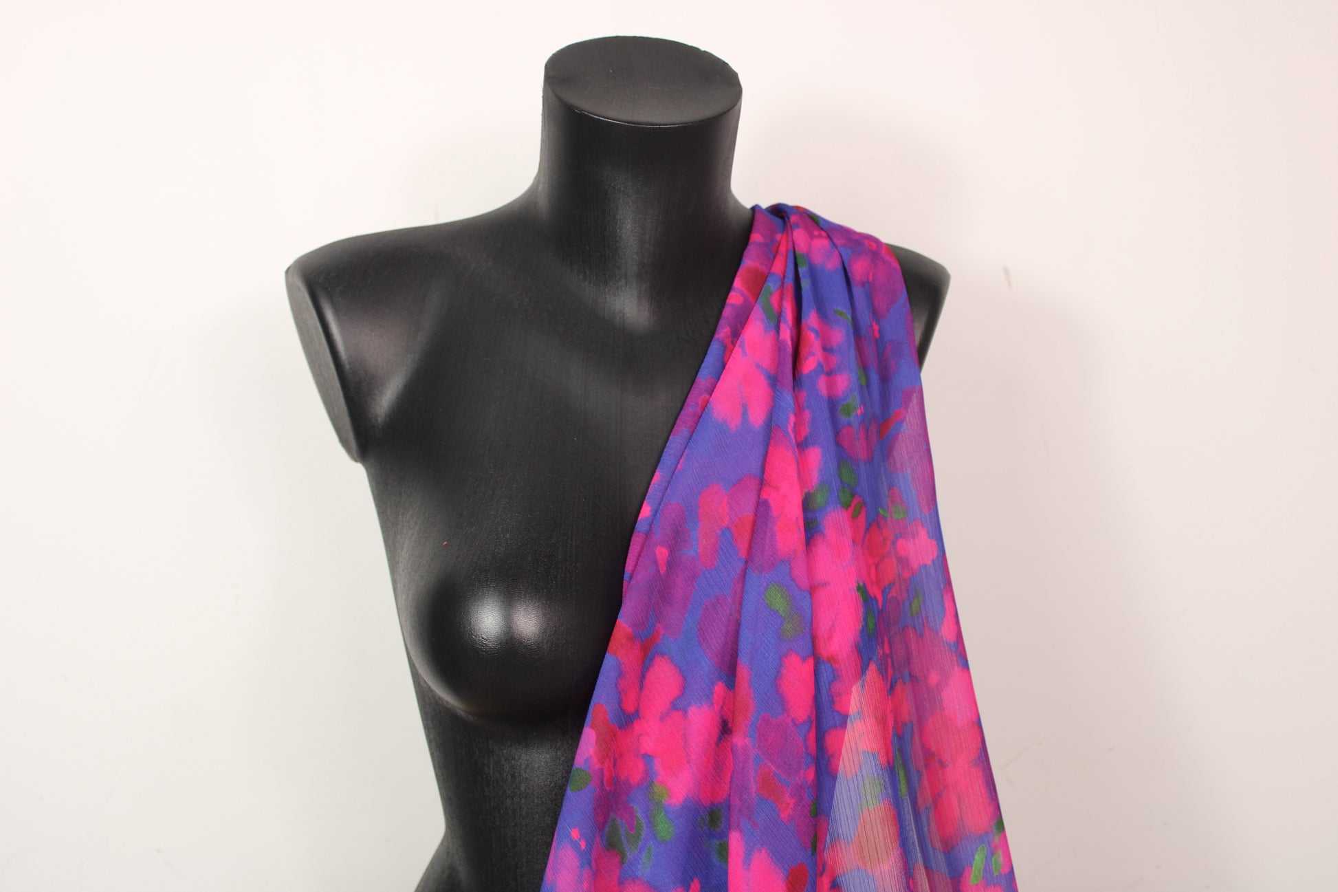 Tissu crêpon georgette  - fleurs tacheté - fuchsia et violet - photo 3/6 | So Tissus