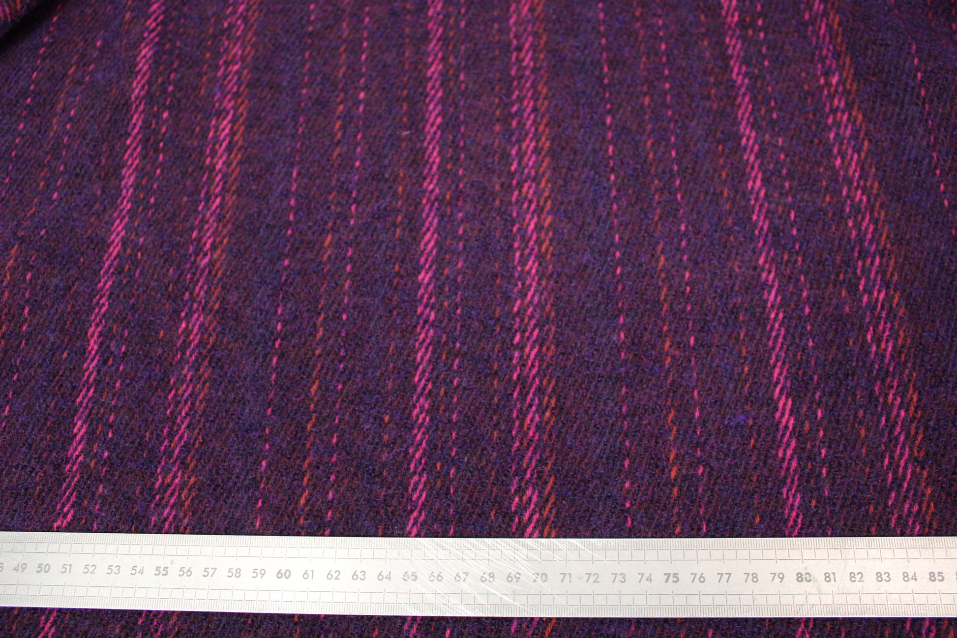 Tissu lainage duveteux - légère rayures - ton violet - photo 4/5 | So Tissus