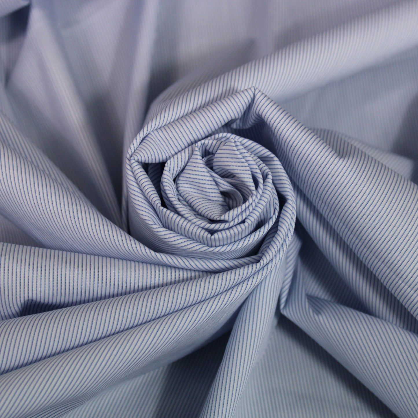Tissu popeline de coton stretch - à rayures - blanc et bleu - photo 1/5 | So Tissus