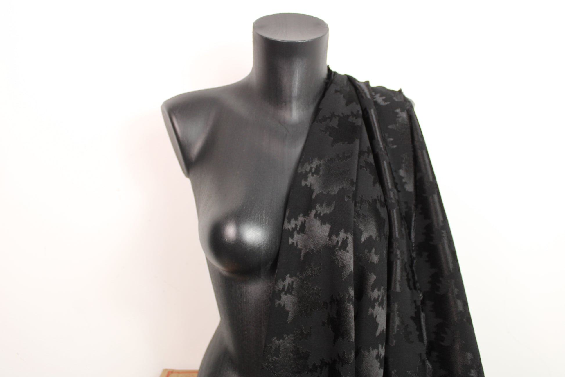 Tissu jacquard - imprimé pied de poule ton sur ton - noir - photo 3/5 | So Tissus